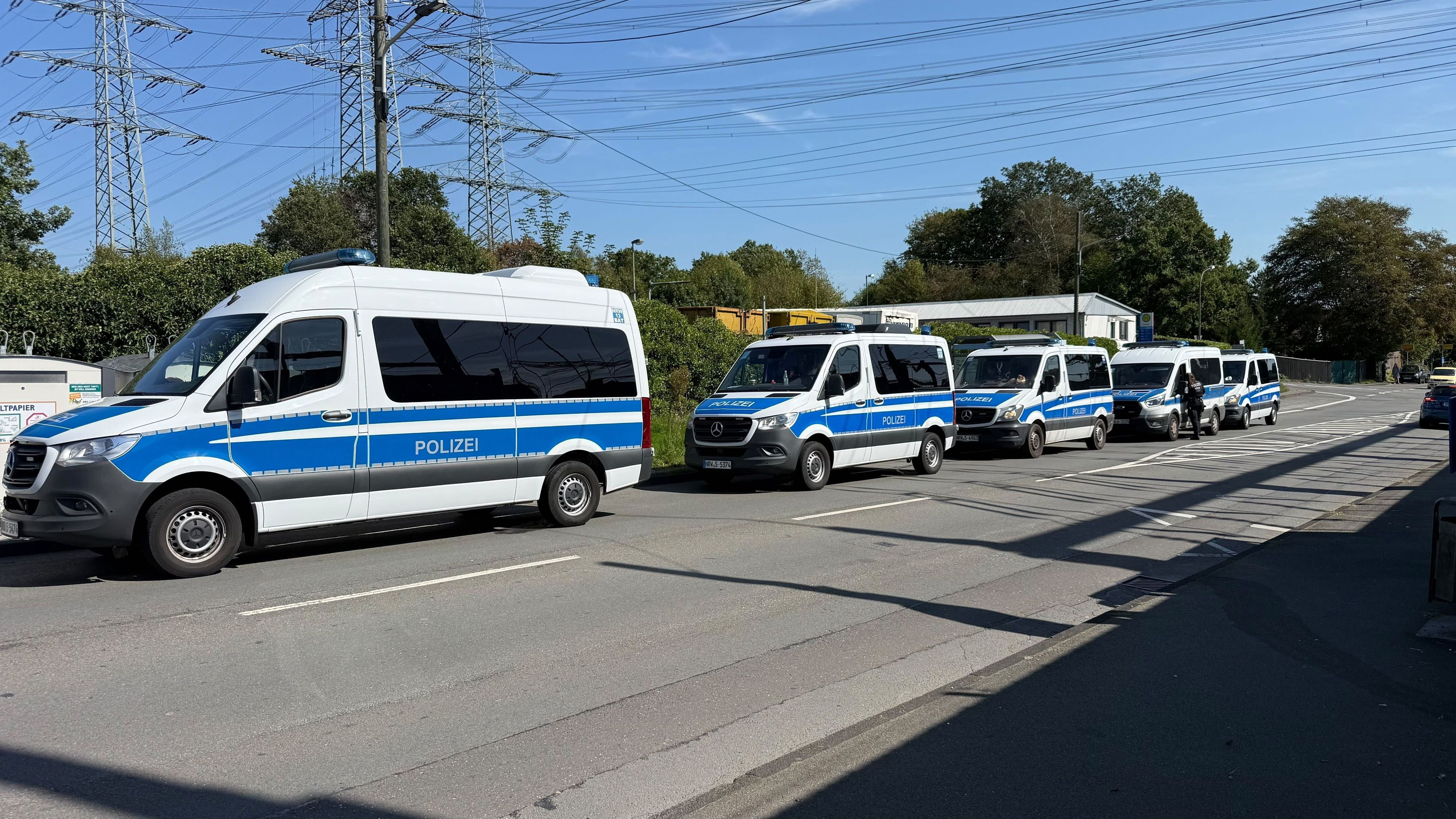 Bei dem Einsatz zwischen Remscheid und Wuppertal sind zahlreiche Polizeikräfte vor Ort.