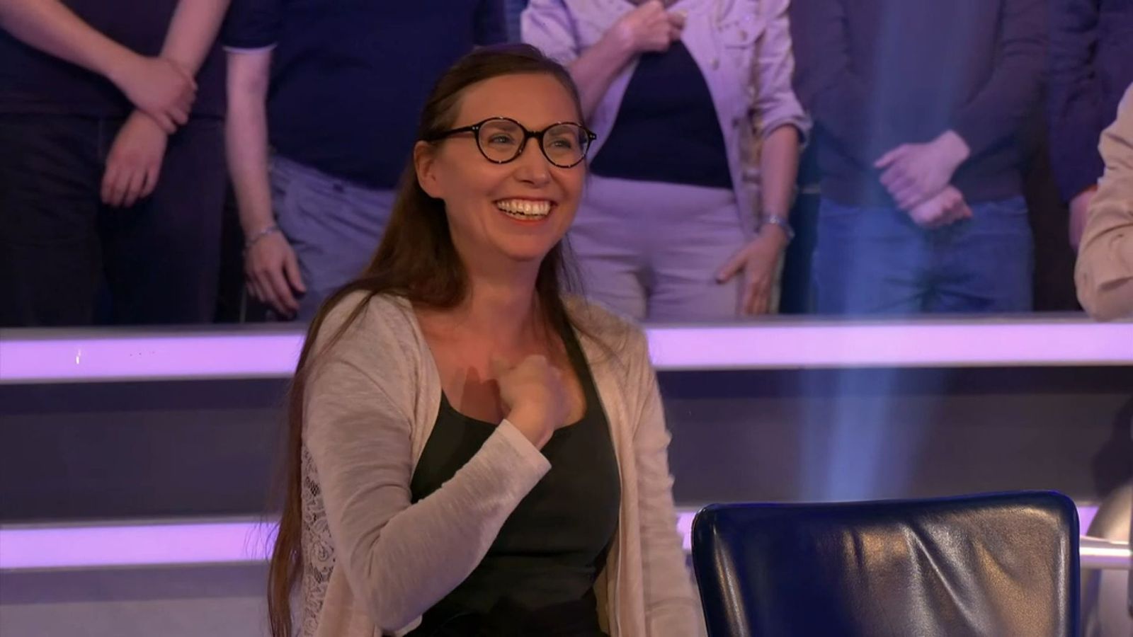 Viviane Clarin, Enkelin von „Pumuckl“-Stimme Hans Clarin, sorgte mit Lachyoga für Heiterkeit. Sie fiel von 16.000 auf 500 Euro. (Bild: RTL)