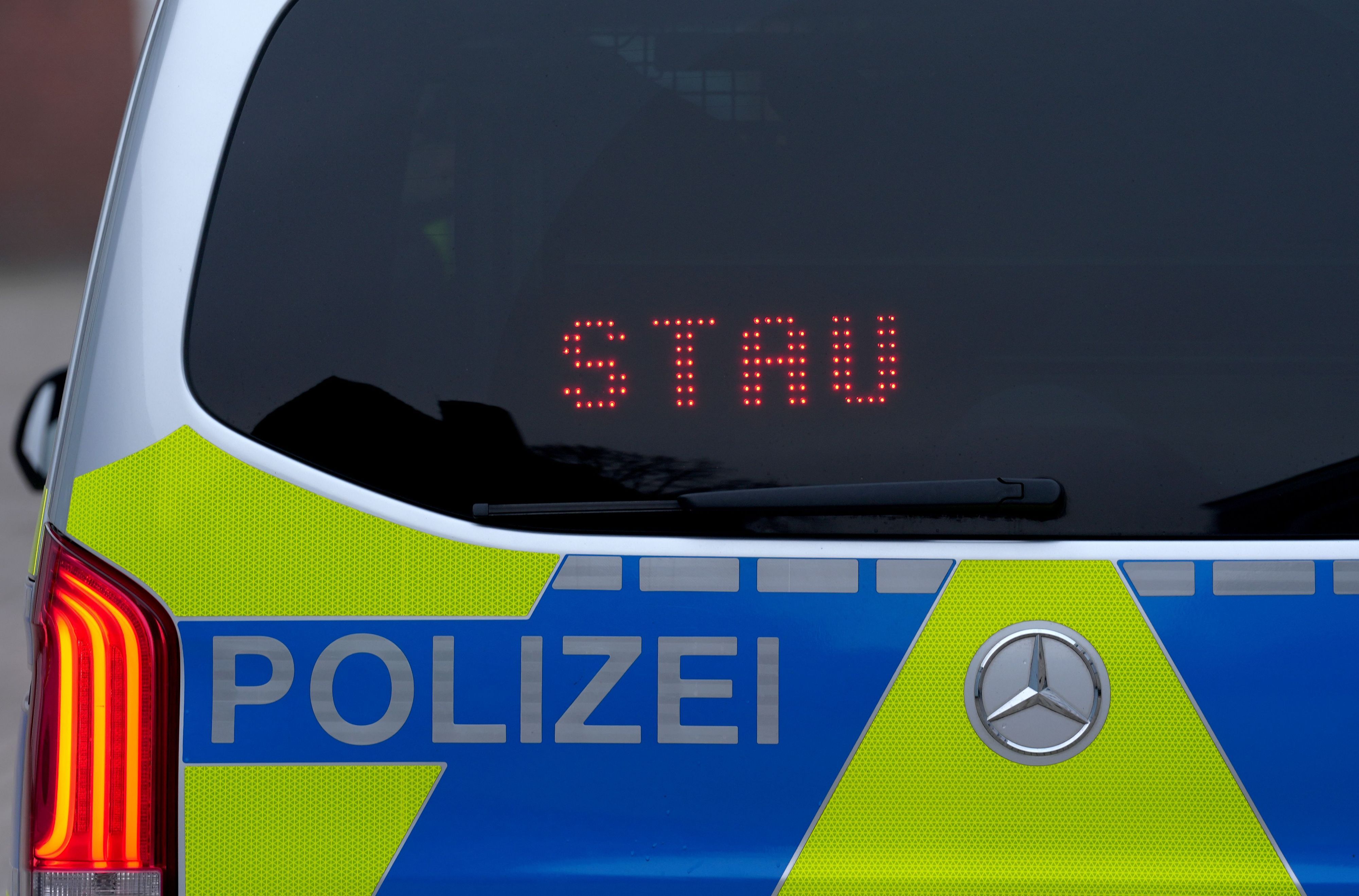 Wegen eines Polizeieinsatzes an der Autobahn 4 staut sich der Verkehr zwischen Köln und Aachen.