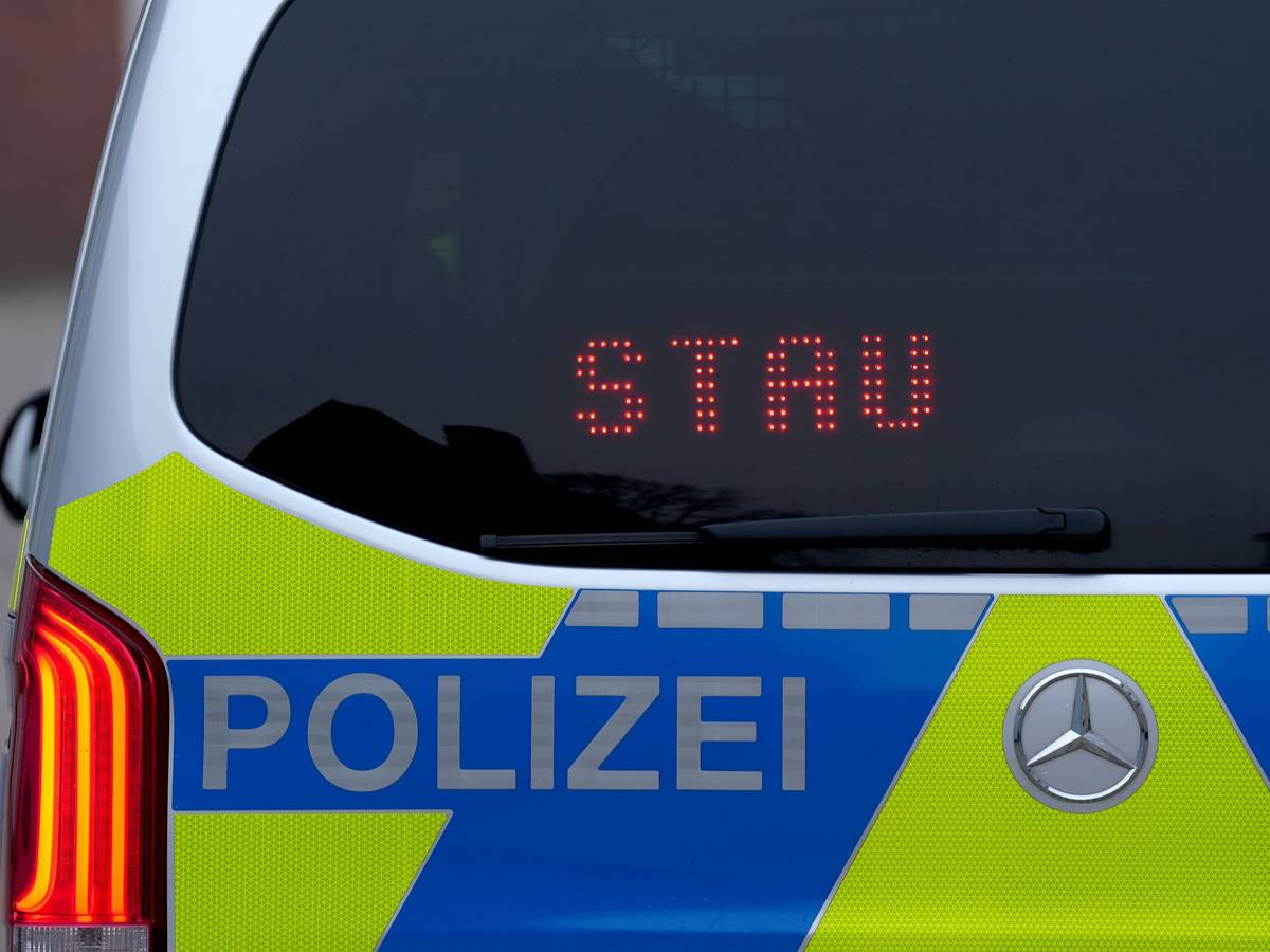 Wegen eines Polizeieinsatzes an der Autobahn 4 staut sich der Verkehr zwischen Köln und Aachen.