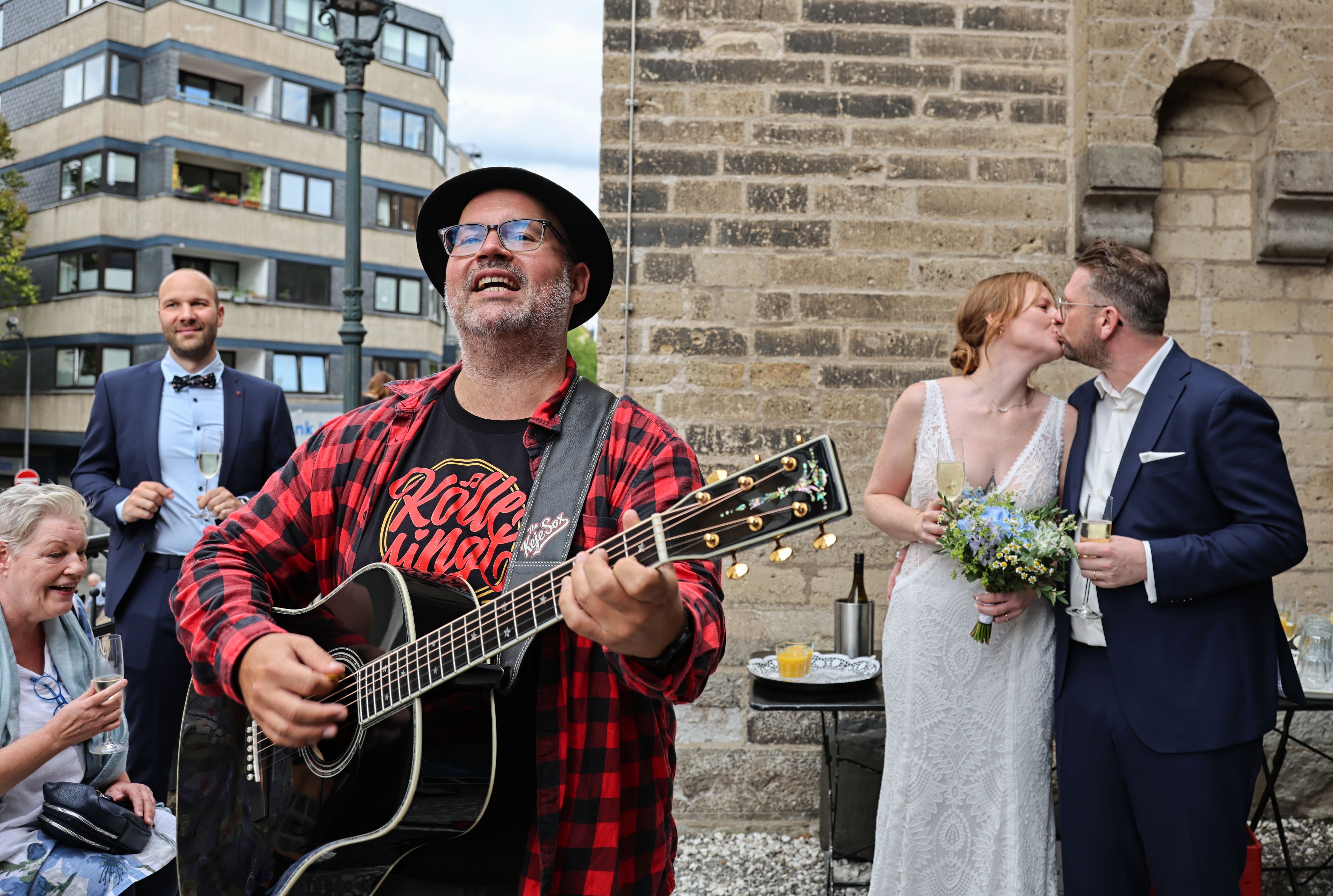 Björn Heuser singt bei der Hochzeit von Laura und Dominik.