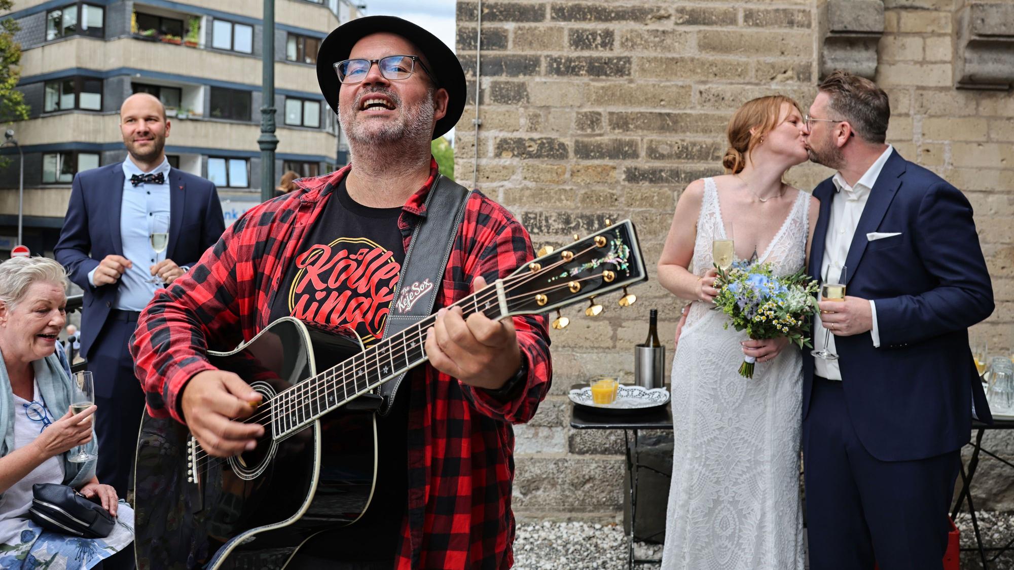 Björn Heuser singt bei der Hochzeit von Laura und Dominik.