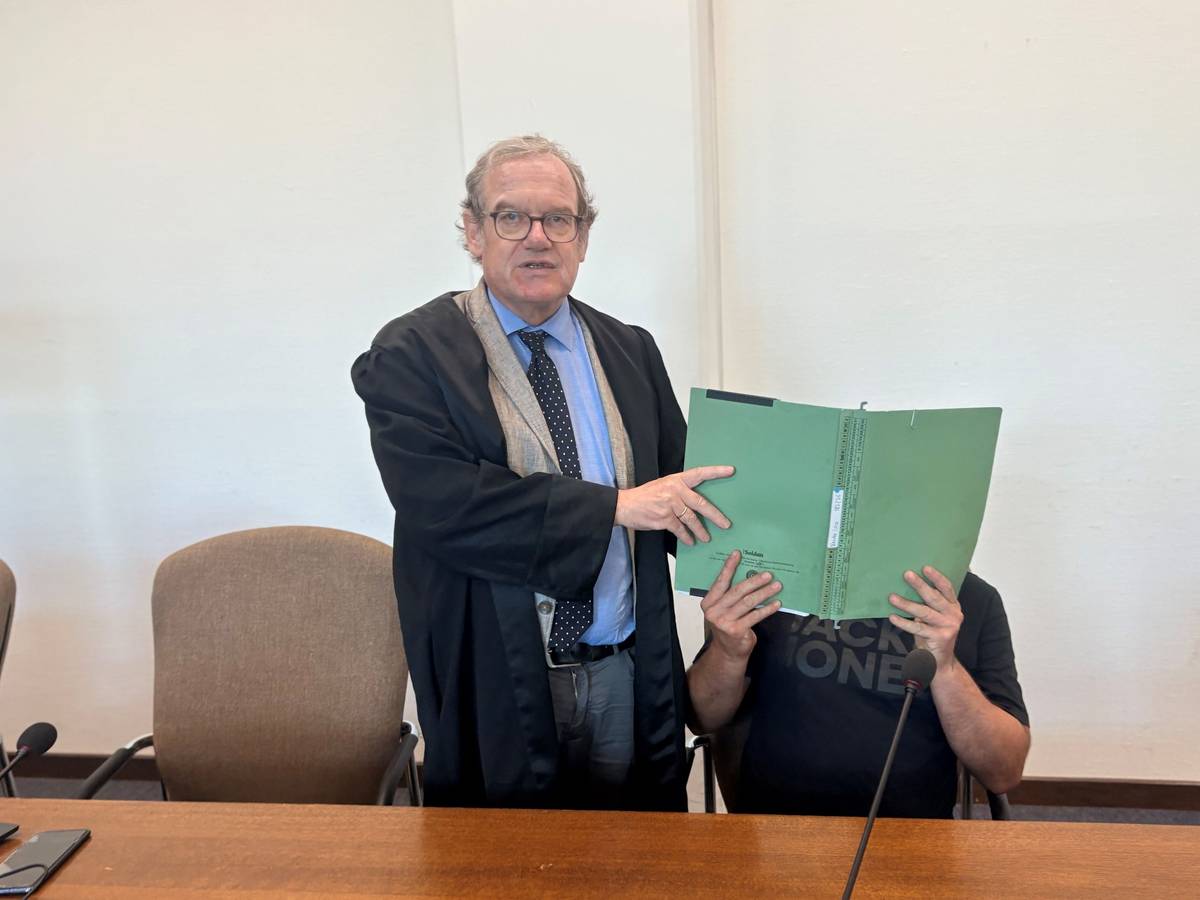 Der Angeklagte mit seinem Verteidiger Lukas Pieplow beim Prozessauftakt im Kölner Landgericht.