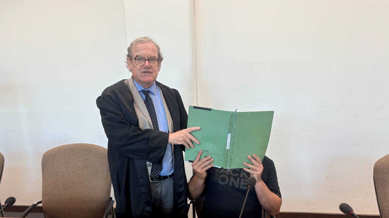 Der Angeklagte mit seinem Verteidiger Lukas Pieplow beim Prozessauftakt im Kölner Landgericht.