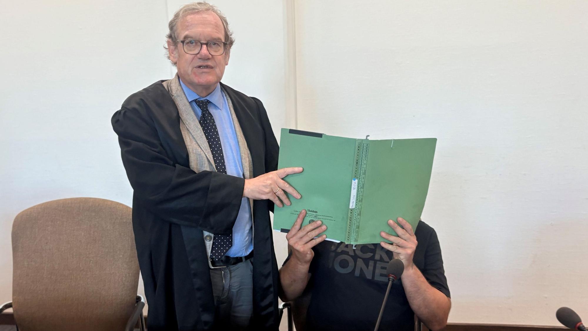 Der Angeklagte mit seinem Verteidiger Lukas Pieplow beim Prozessauftakt im Kölner Landgericht.