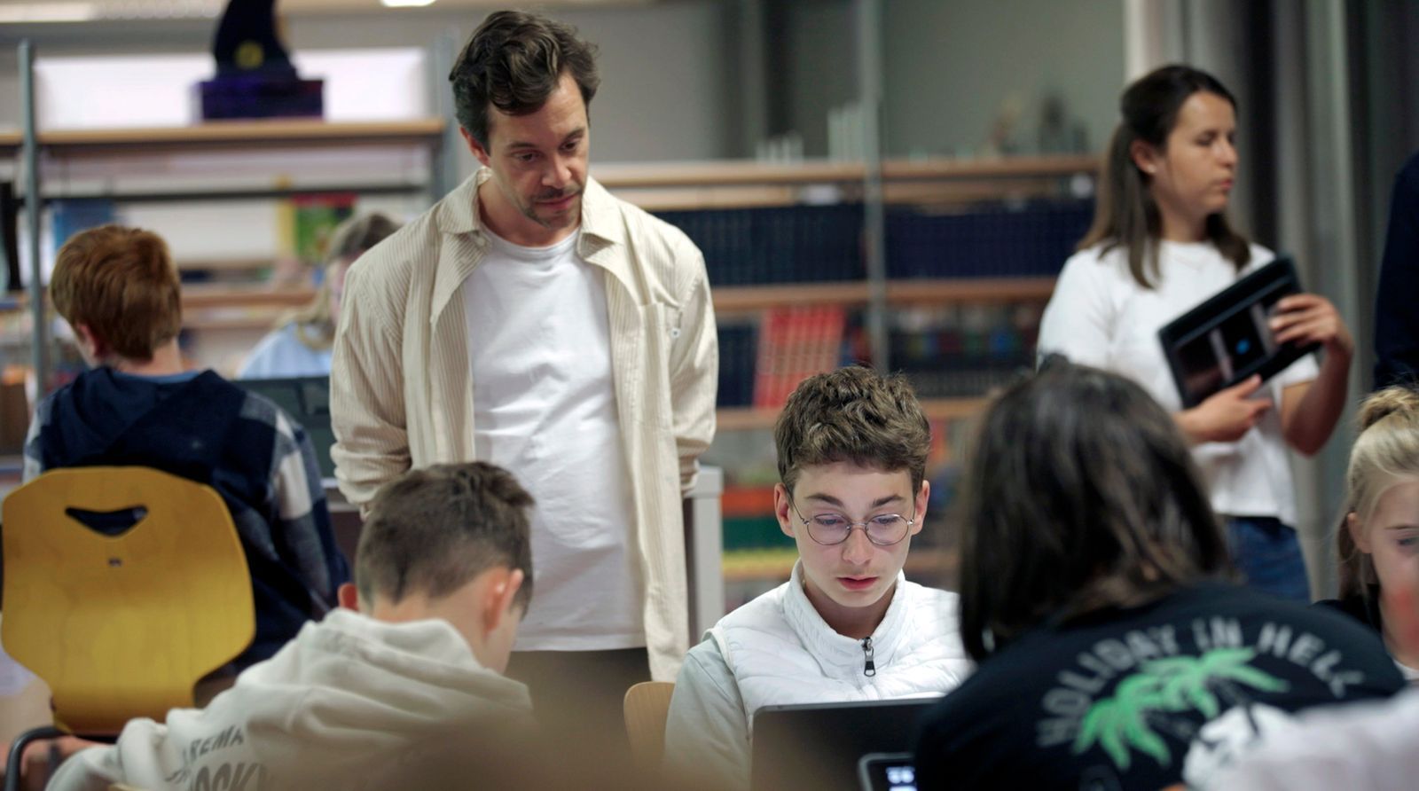 Für „Schule ohne Smartphone - Das Experiment“ begleitete Tobi Krell Jugendliche, die in der Schule ohne Smartphone auskommen müssten. (Bild: SWR/Thomas Spitschka)