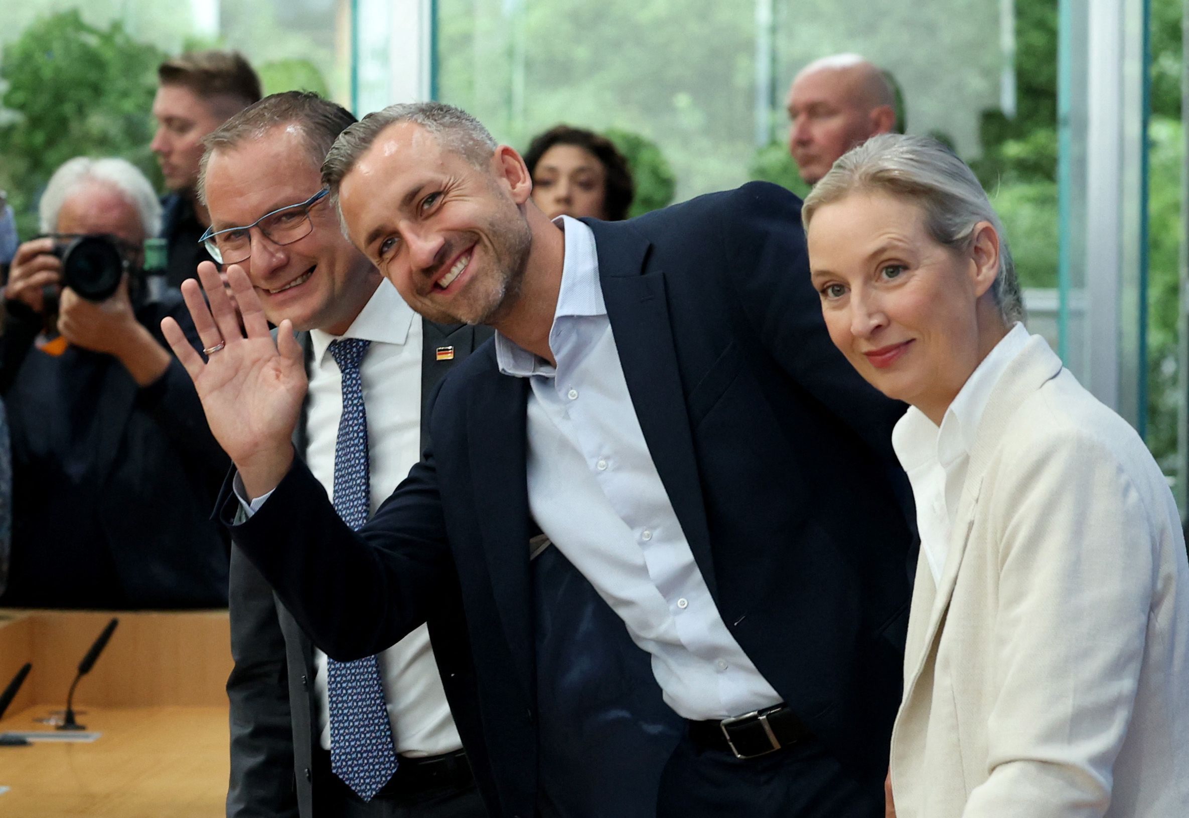 Alice Weidel (r) und Tino Chrupalla (l), die Bundesvorsitzenden der AfD, kommen zusammen mit Ulrich Siegmund, AfD-Spitzenkandidat in Sachsen-Anhalt, in die Bundespressekonferenz. T