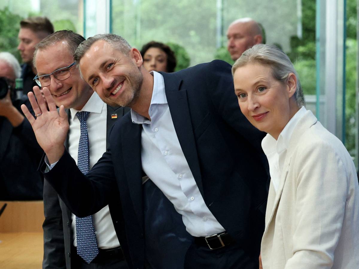 Alice Weidel (r) und Tino Chrupalla (l), die Bundesvorsitzenden der AfD, kommen zusammen mit Ulrich Siegmund, AfD-Spitzenkandidat in Sachsen-Anhalt, in die Bundespressekonferenz. T