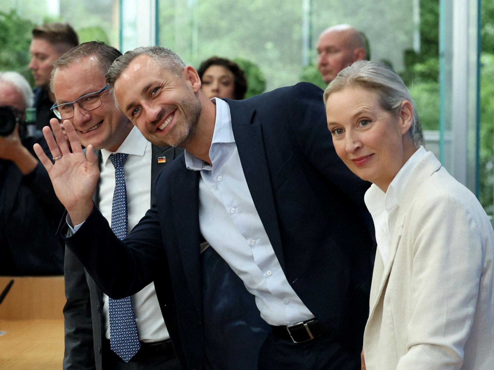 Alice Weidel (r) und Tino Chrupalla (l), die Bundesvorsitzenden der AfD, kommen zusammen mit Ulrich Siegmund, AfD-Spitzenkandidat in Sachsen-Anhalt, in die Bundespressekonferenz.