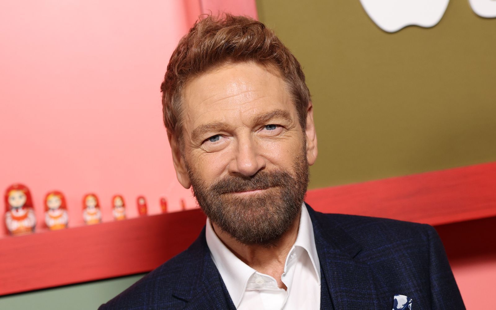 Im Rahmen der „Mayday“-Dreharbeiten stand für Oscar-Preisträger Kenneth Branagh tägliches Stunttraining auf dem Programm. (Bild: 2026 Getty Images/Dimitrios Kambouris)