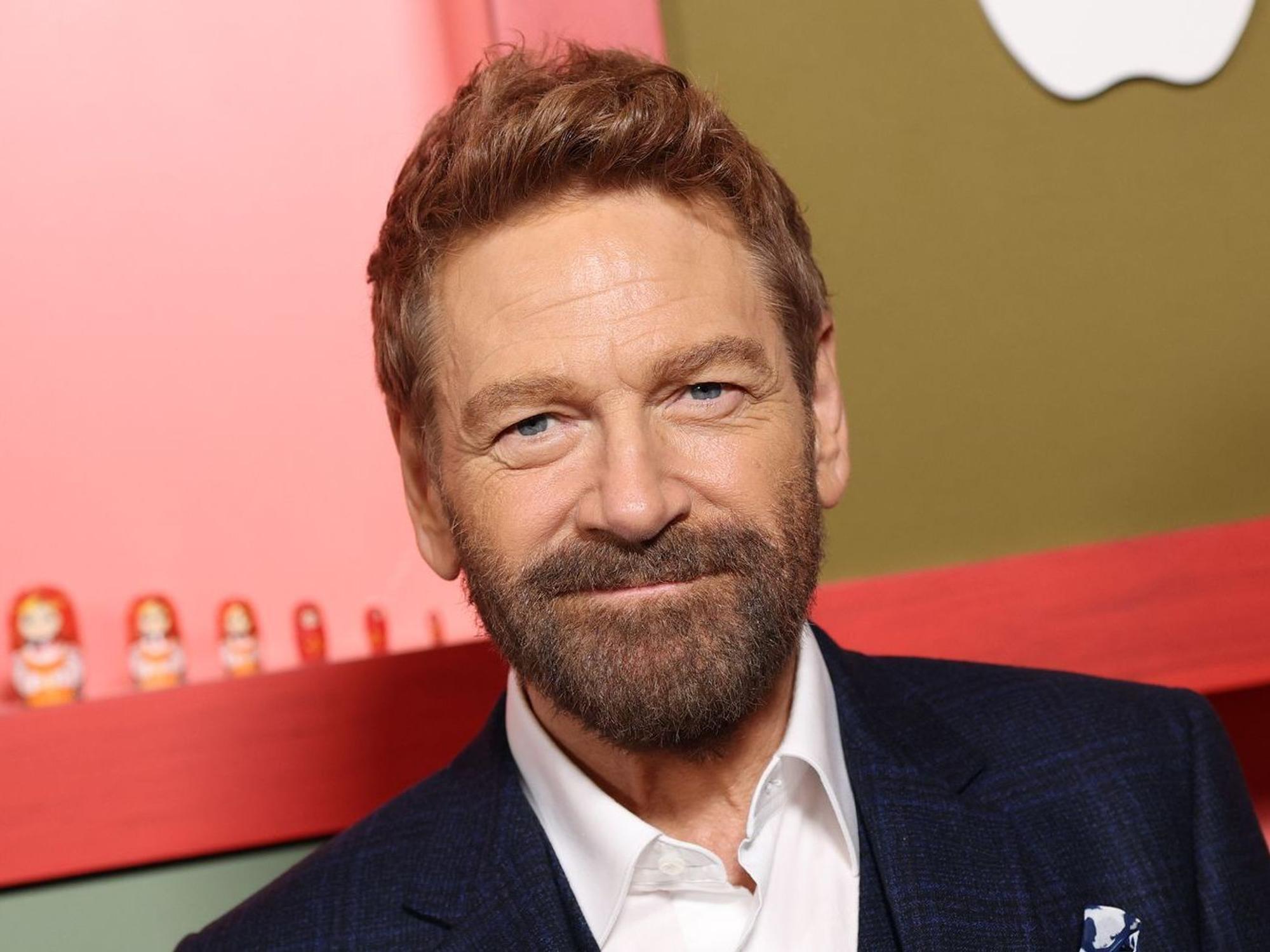 Im Rahmen der „Mayday“-Dreharbeiten stand für Oscar-Preisträger Kenneth Branagh tägliches Stunttraining auf dem Programm. (Bild: 2026 Getty Images/Dimitrios Kambouris)