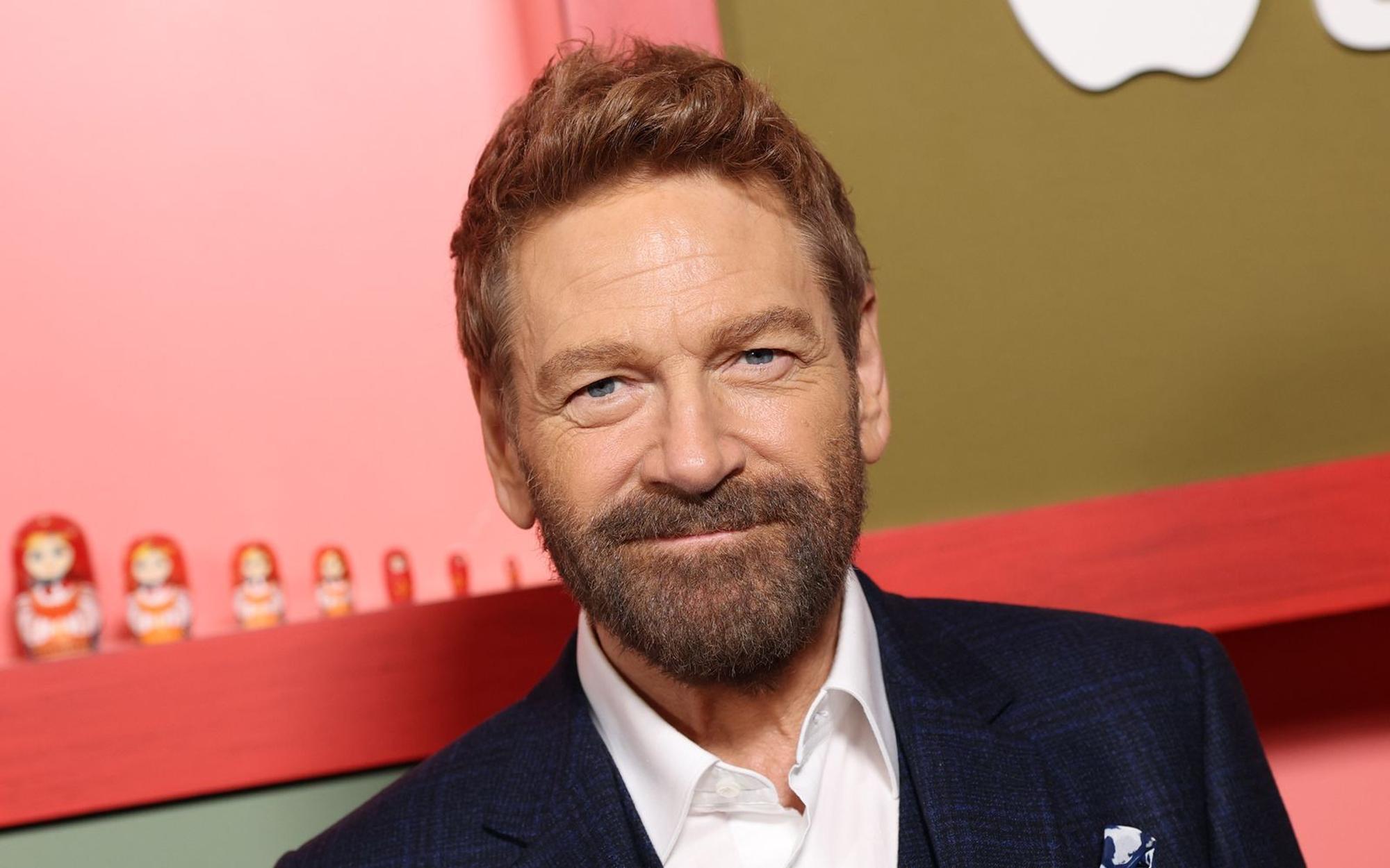 Im Rahmen der „Mayday“-Dreharbeiten stand für Oscar-Preisträger Kenneth Branagh tägliches Stunttraining auf dem Programm. (Bild: 2026 Getty Images/Dimitrios Kambouris)