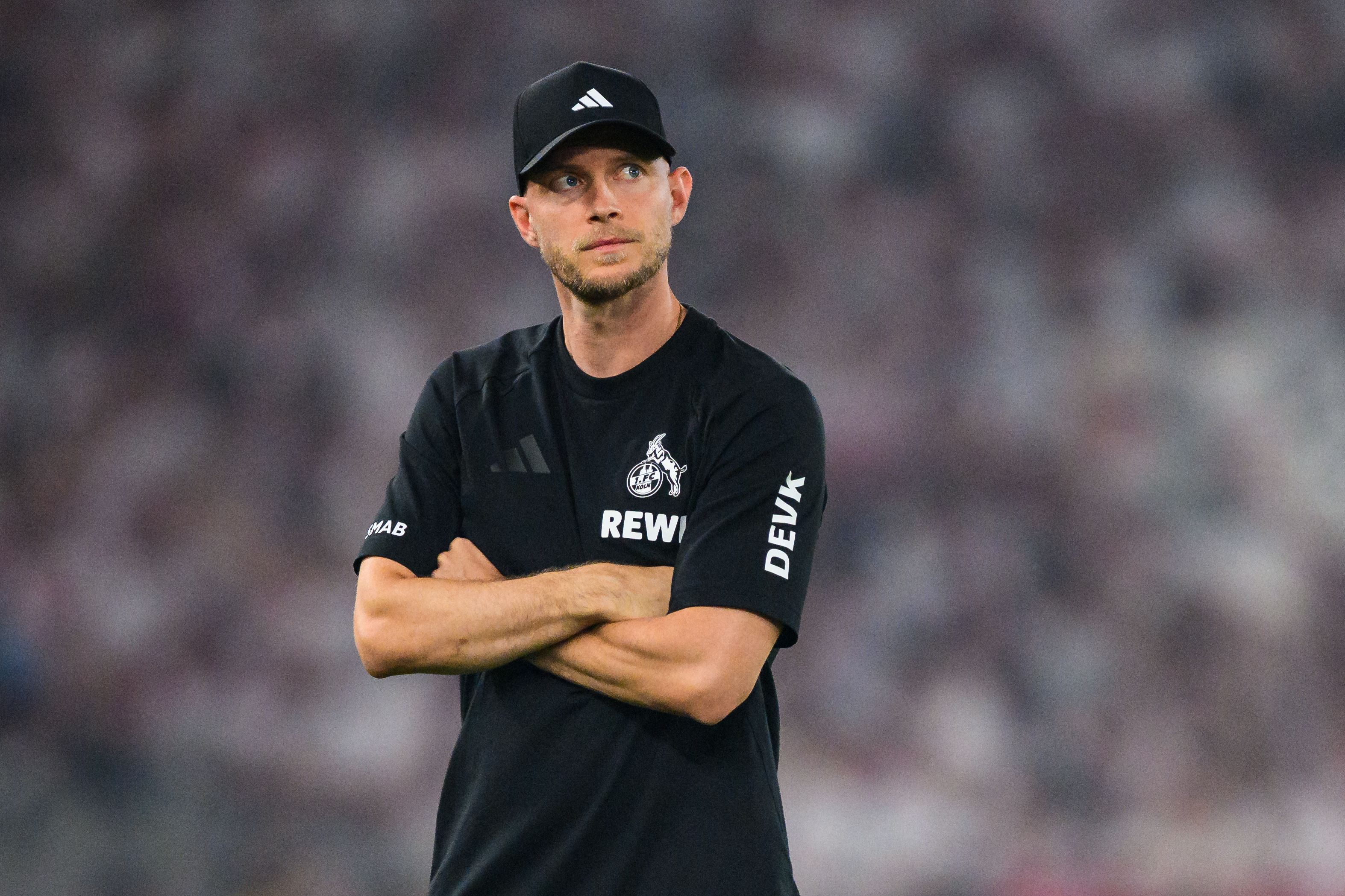 FC-Trainer René steht am Spielfeldrand.