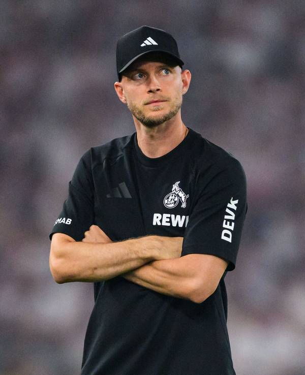 FC-Trainer René steht am Spielfeldrand.
