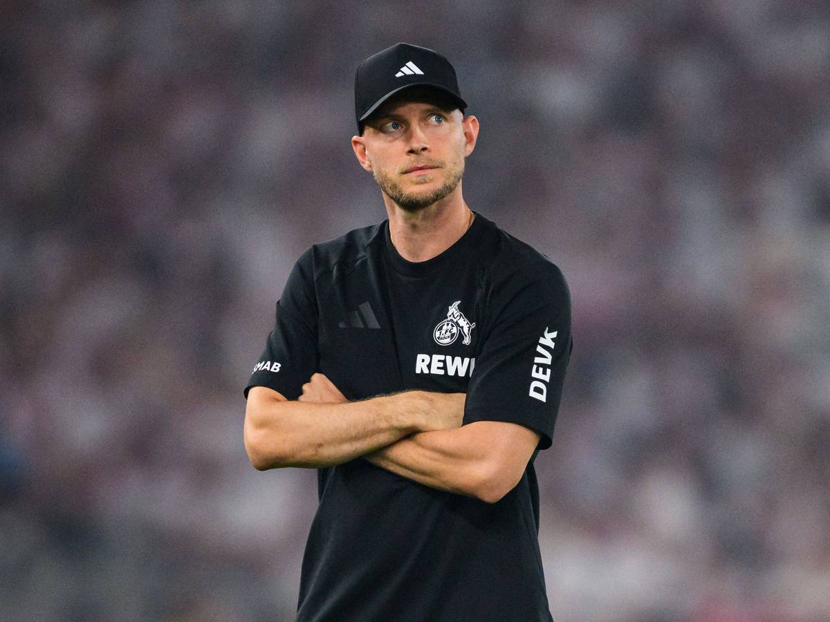 FC-Trainer René steht am Spielfeldrand.
