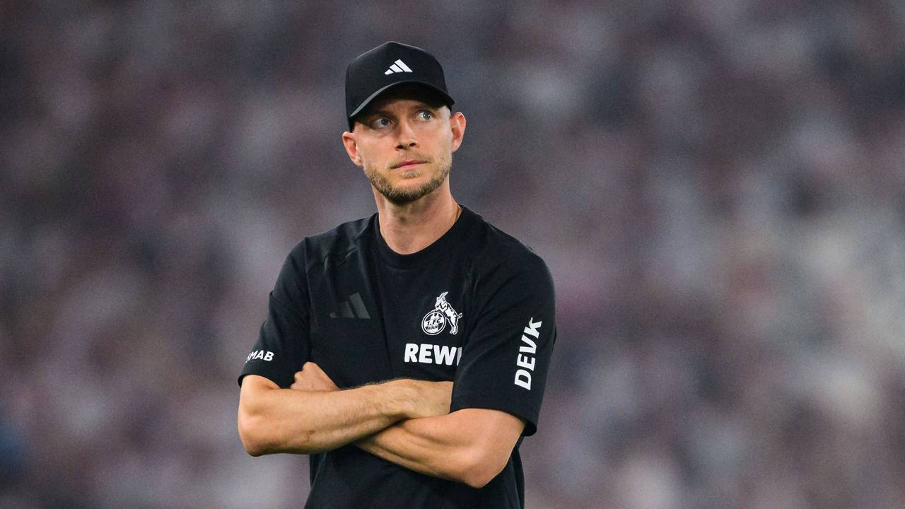 FC-Trainer René steht am Spielfeldrand.