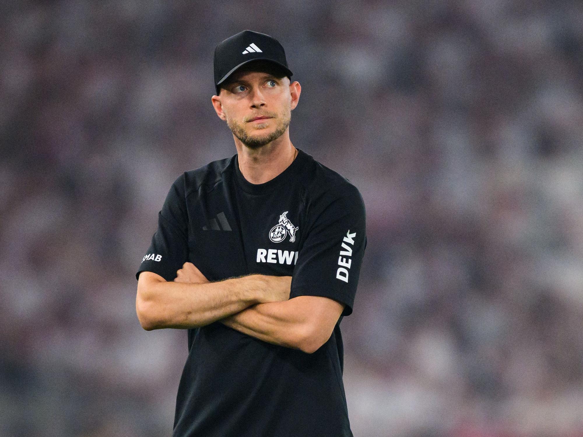 FC-Trainer René steht am Spielfeldrand.