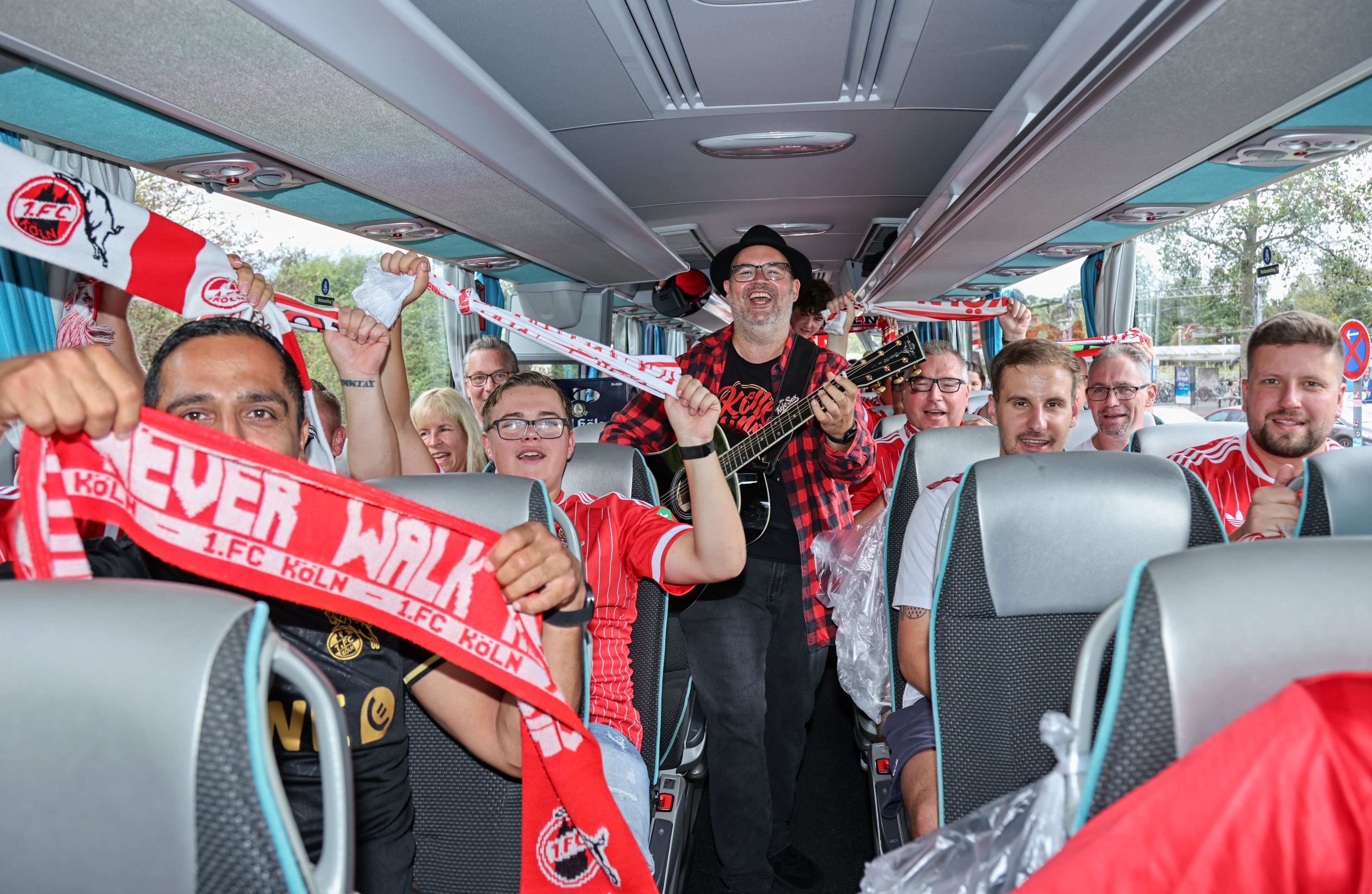 Björn Heuser singt die FC-Hymne im Fanbus.