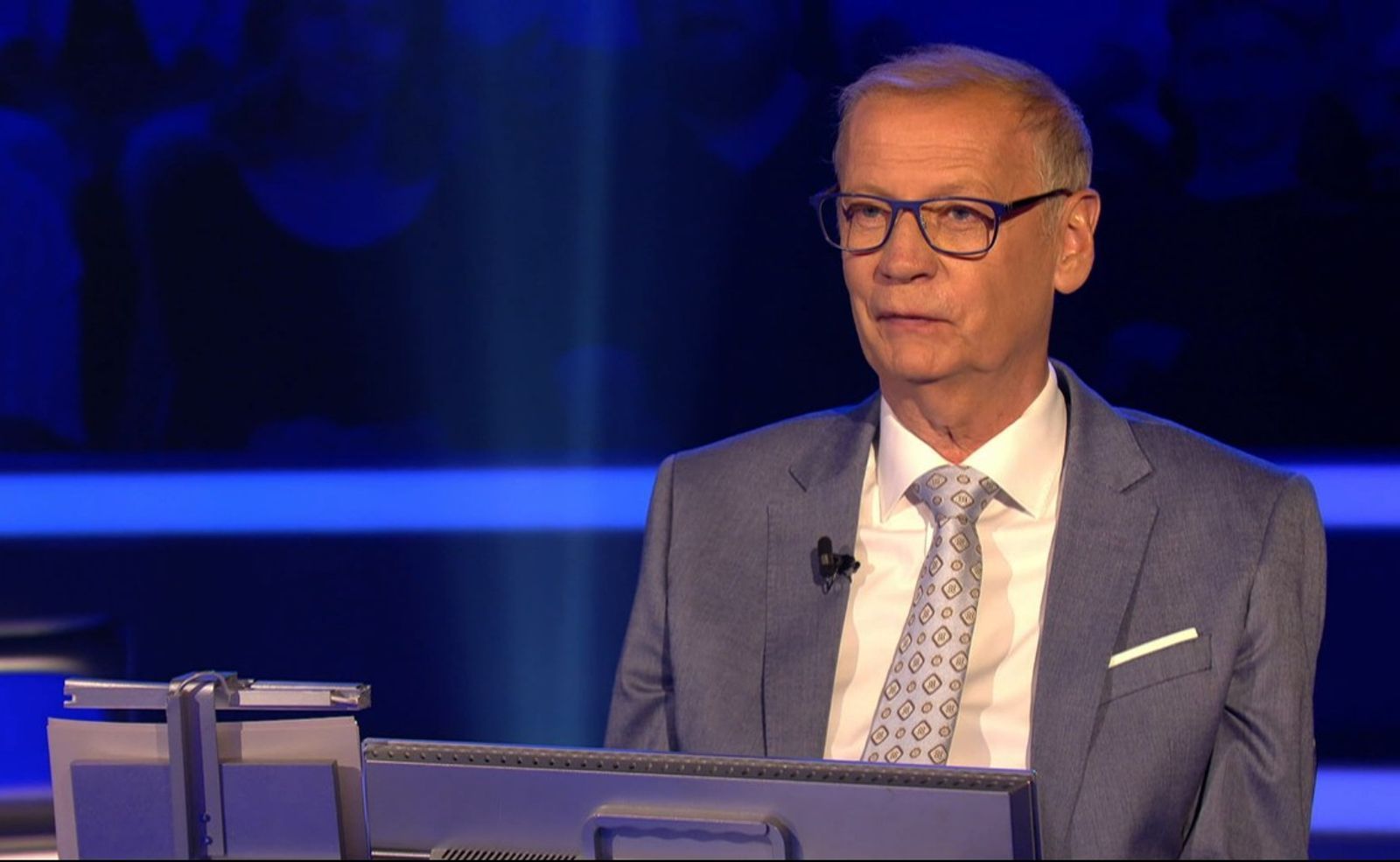 Günther Jauch verriet in der neuen Ausgabe „Wer wird Millionär?“, dass er am Drehtag der Folge seinen 20. Hochzeitstag feierte. (Bild: RTL)