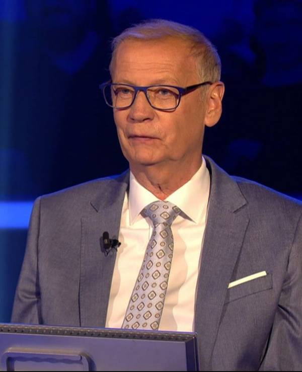 Günther Jauch verriet in der neuen Ausgabe „Wer wird Millionär?“, dass er am Drehtag der Folge seinen 20. Hochzeitstag feierte. (Bild: RTL)
