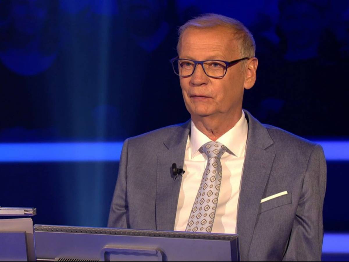Günther Jauch verriet in der neuen Ausgabe „Wer wird Millionär?“, dass er am Drehtag der Folge seinen 20. Hochzeitstag feierte. (Bild: RTL)