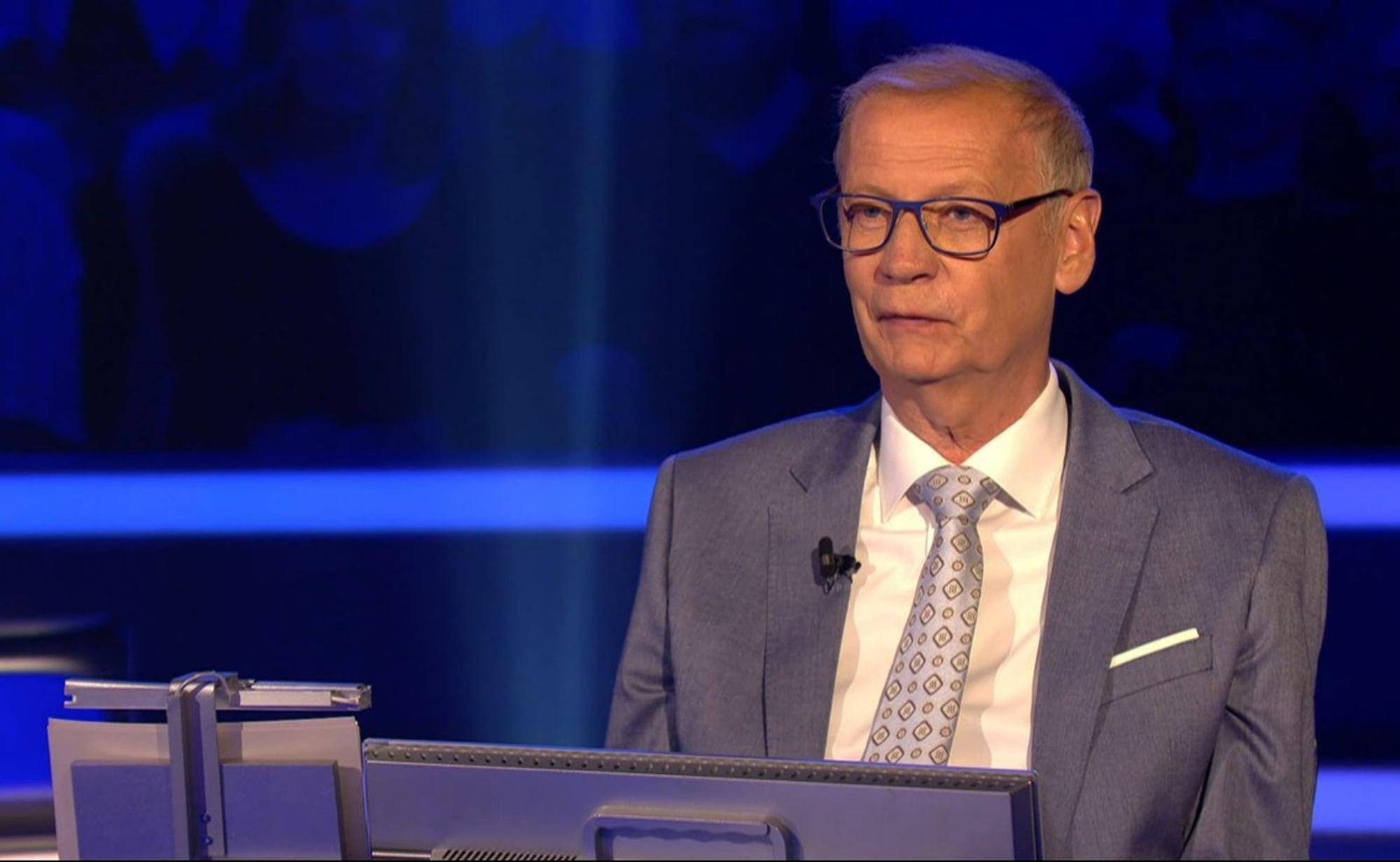 Günther Jauch verriet in der neuen Ausgabe „Wer wird Millionär?“, dass er am Drehtag der Folge seinen 20. Hochzeitstag feierte. (Bild: RTL)