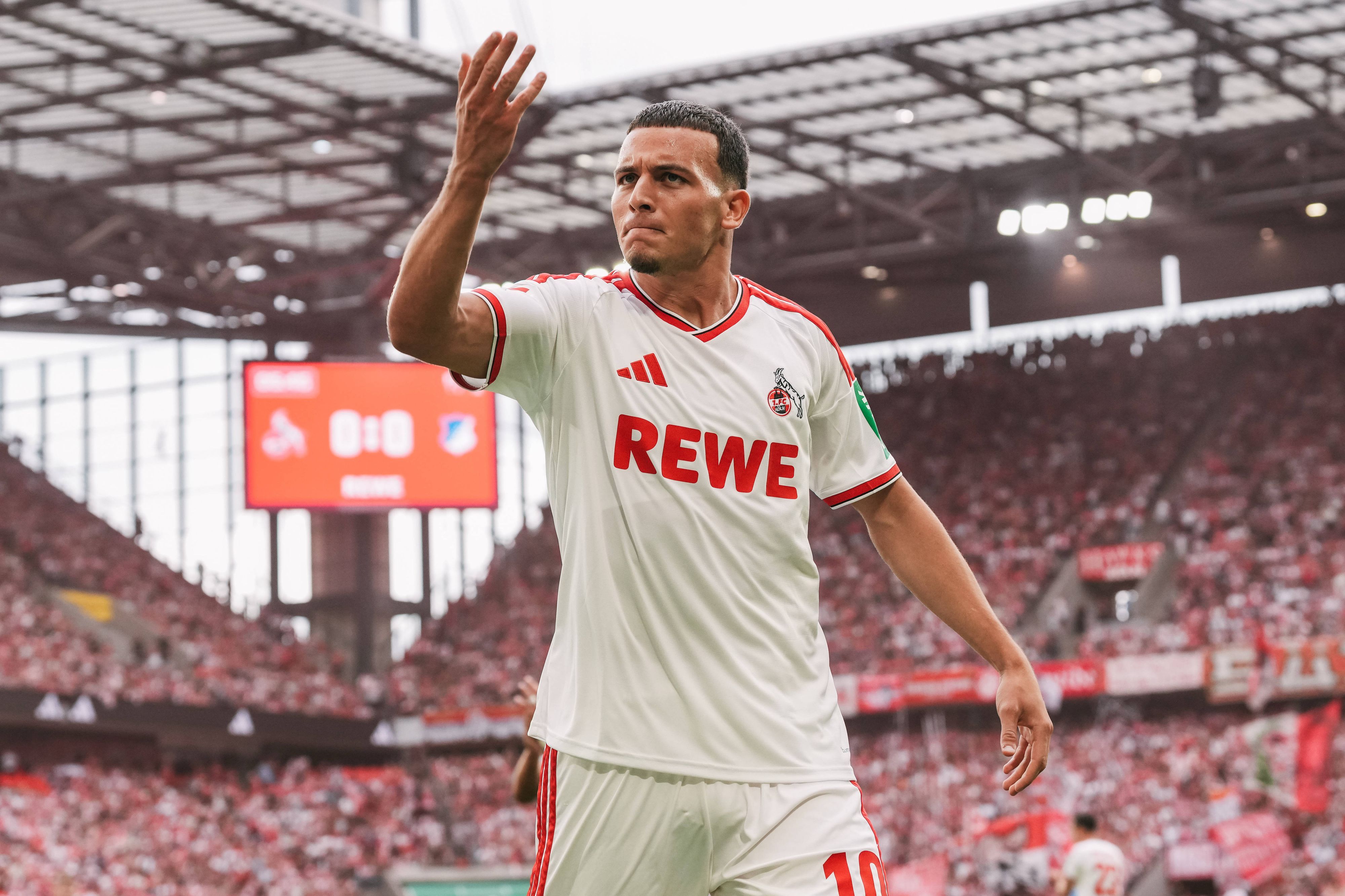 Said El Mala gestikuliert jubelnd Richtung Fans.