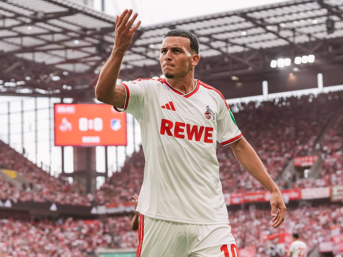 Said El Mala gestikuliert jubelnd Richtung Fans.