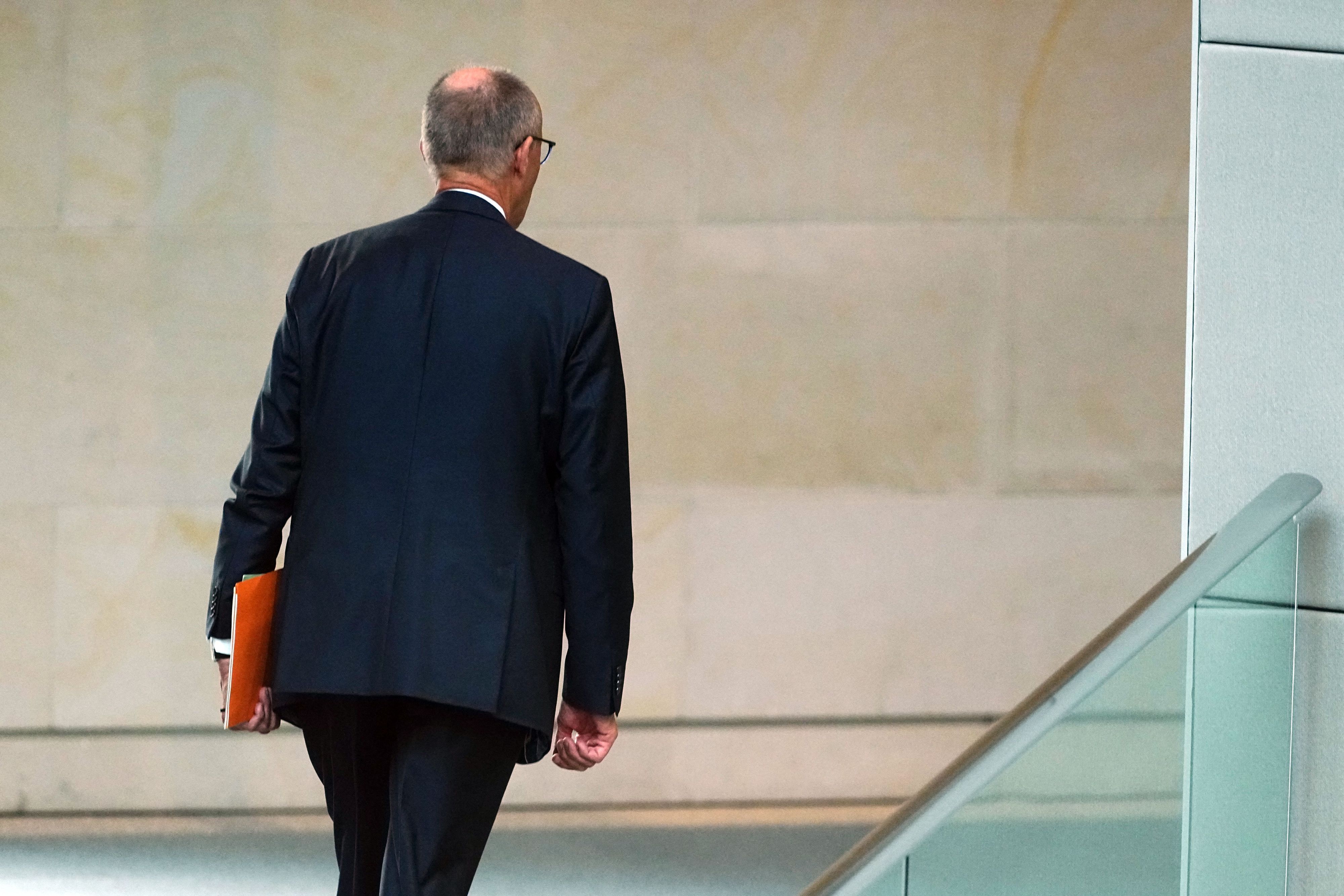 Bundeskanzler Friedrich Merz (CDU) verlässt die erste Bundestagssitzung zu Beginn der Haushaltswoche.