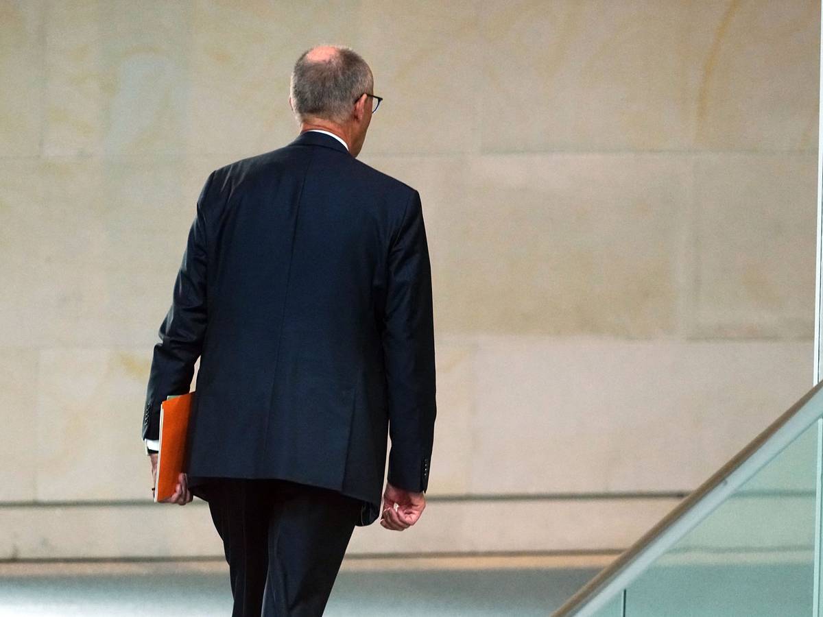 Bundeskanzler Friedrich Merz (CDU) verlässt die erste Bundestagssitzung zu Beginn der Haushaltswoche.