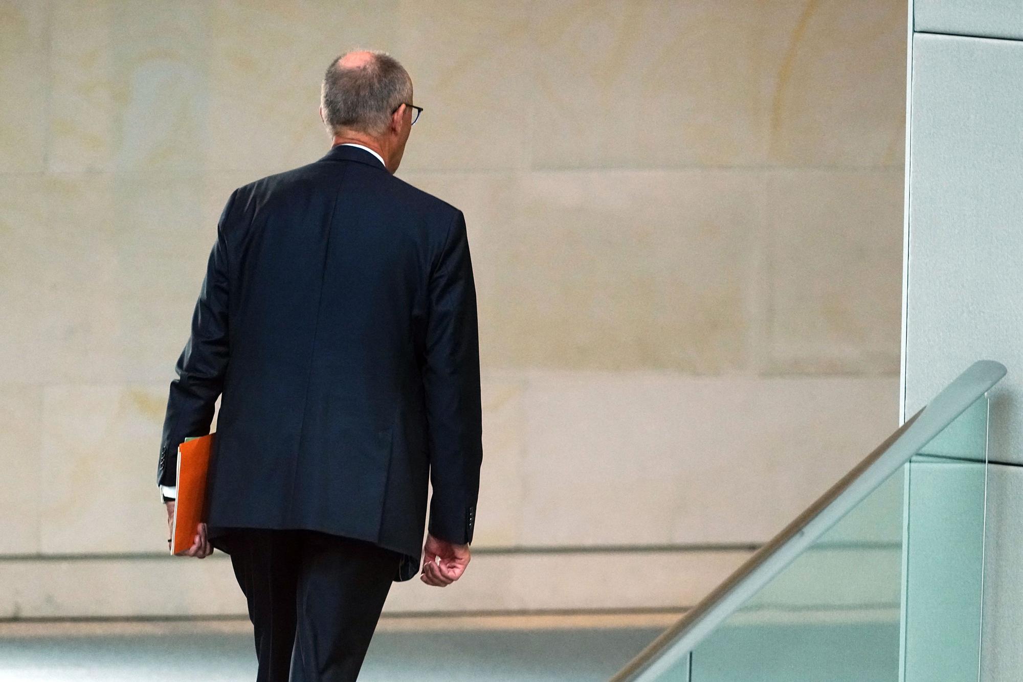 Bundeskanzler Friedrich Merz (CDU) verlässt die erste Bundestagssitzung zu Beginn der Haushaltswoche.