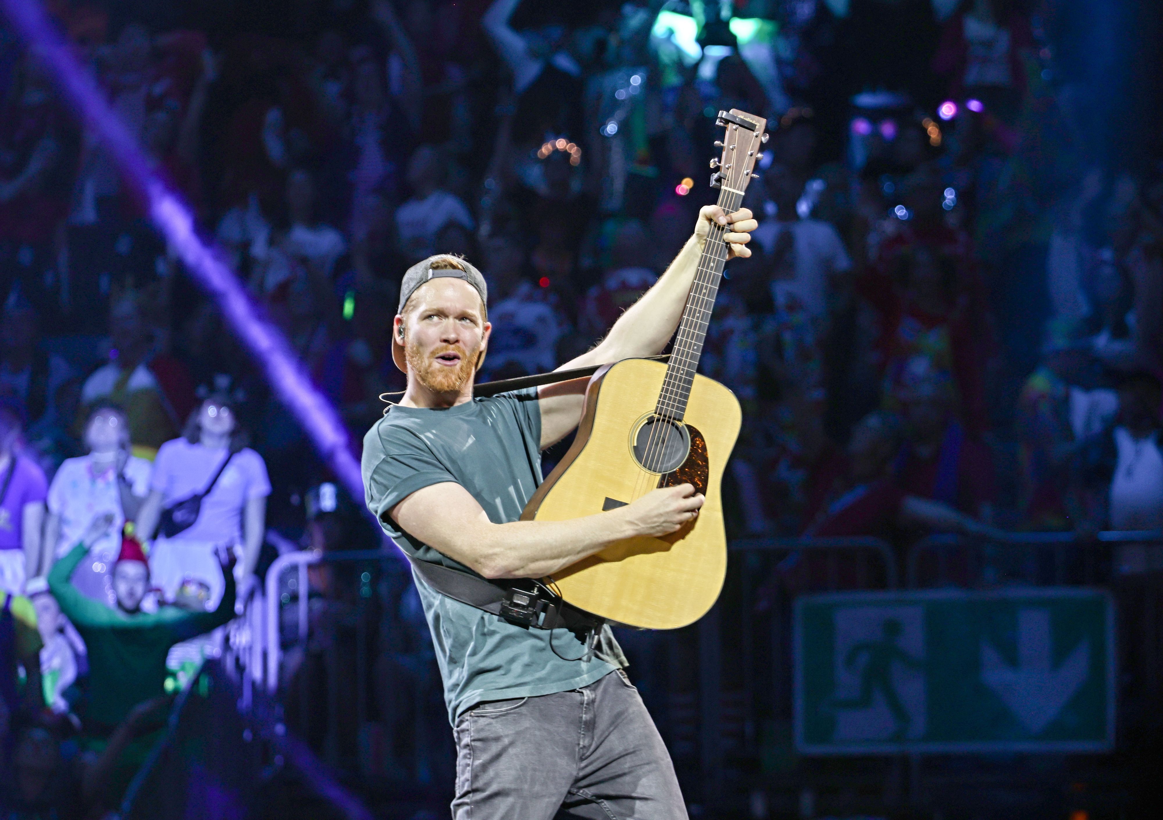 Miljö-Frontmann Nils Schreiber mit Gitarre