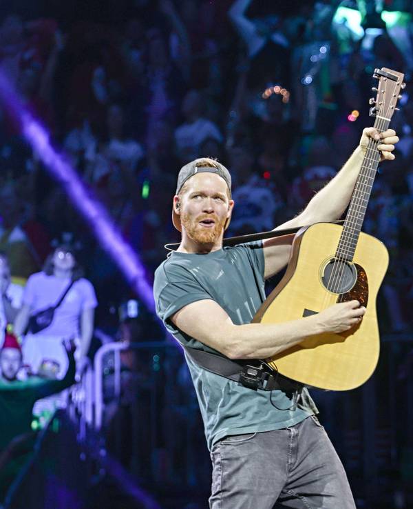 Miljö-Frontmann Nils Schreiber mit Gitarre