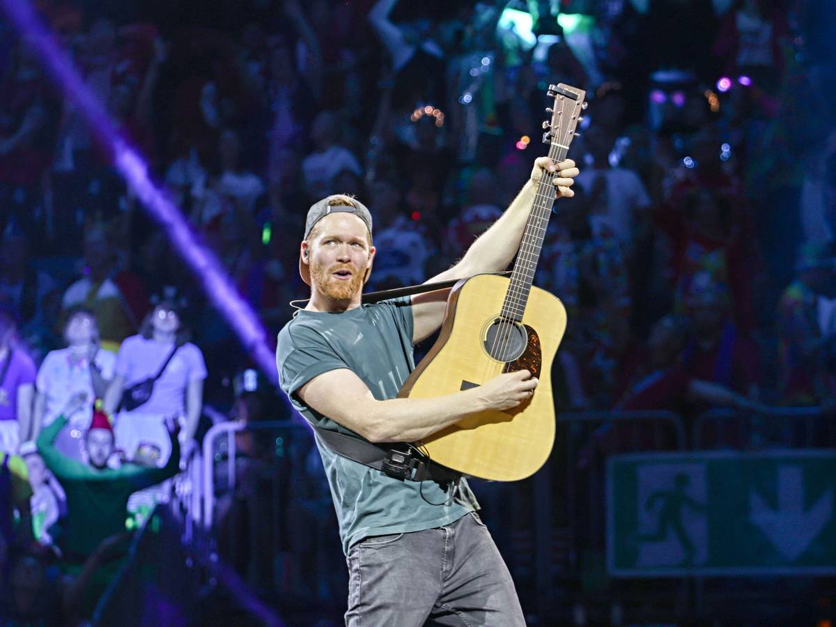 Miljö-Frontmann Nils Schreiber mit Gitarre