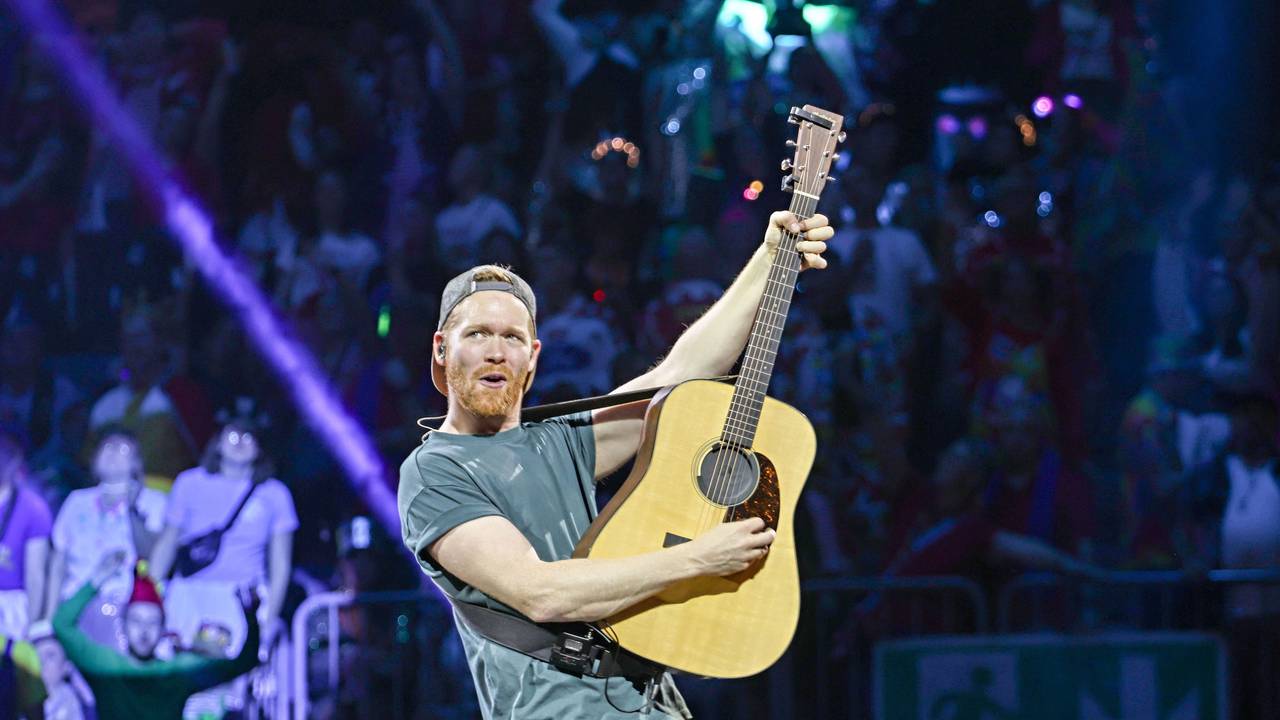 Miljö-Frontmann Nils Schreiber mit Gitarre