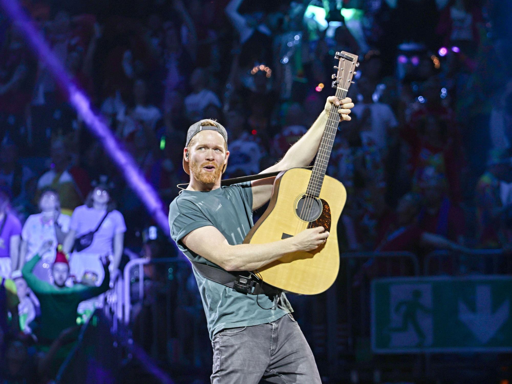Miljö-Frontmann Nils Schreiber mit Gitarre