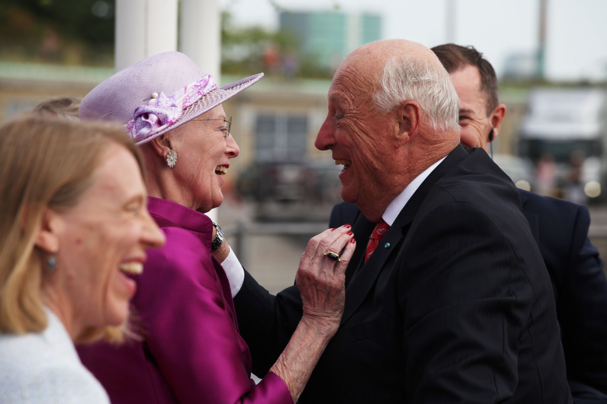Königin Margrethe und König Harald V. lachen miteinander.