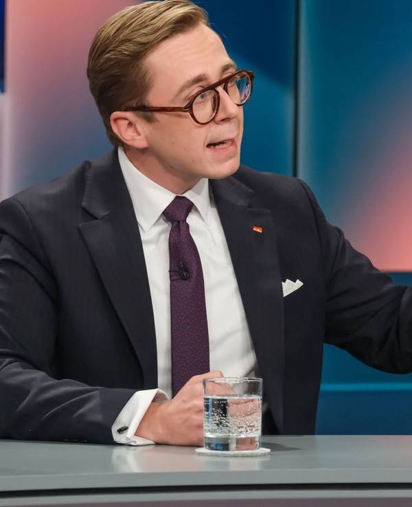 „Wenn Sie hier so große Töne spucken, dann können Sie doch mal zeigen, ob Sie was können. Da bin ich mal ganz gespannt. Ich kann nur sagen: Für das Land Sachsen-Anhalt wäre es eine Katastrophe, ins Chaos abzugleiten“, warnte Philipp Amthor, CDU. (Bild: WDR/Oliver Ziebe)
