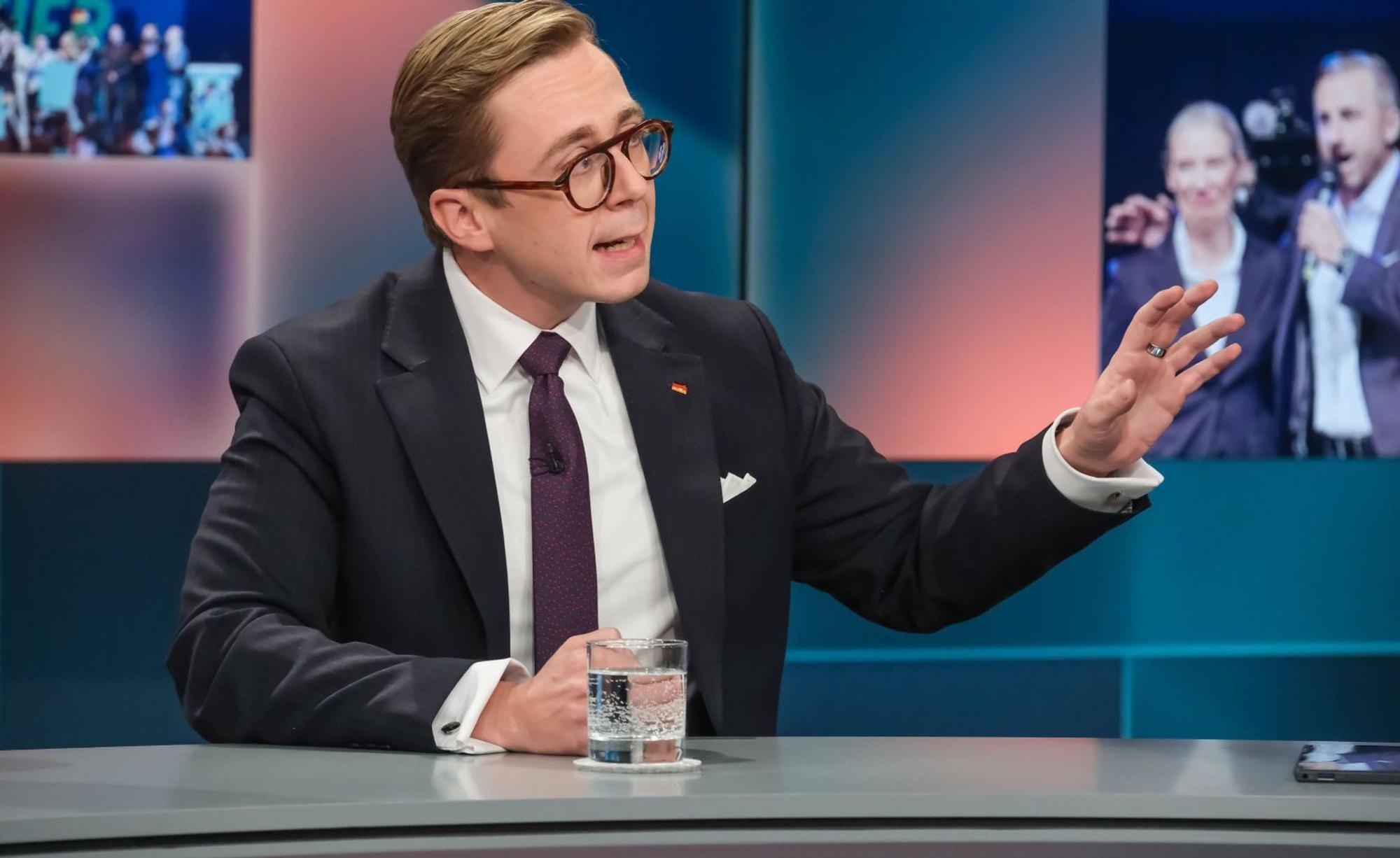 „Wenn Sie hier so große Töne spucken, dann können Sie doch mal zeigen, ob Sie was können. Da bin ich mal ganz gespannt. Ich kann nur sagen: Für das Land Sachsen-Anhalt wäre es eine Katastrophe, ins Chaos abzugleiten“, warnte Philipp Amthor, CDU. (Bild: WDR/Oliver Ziebe)