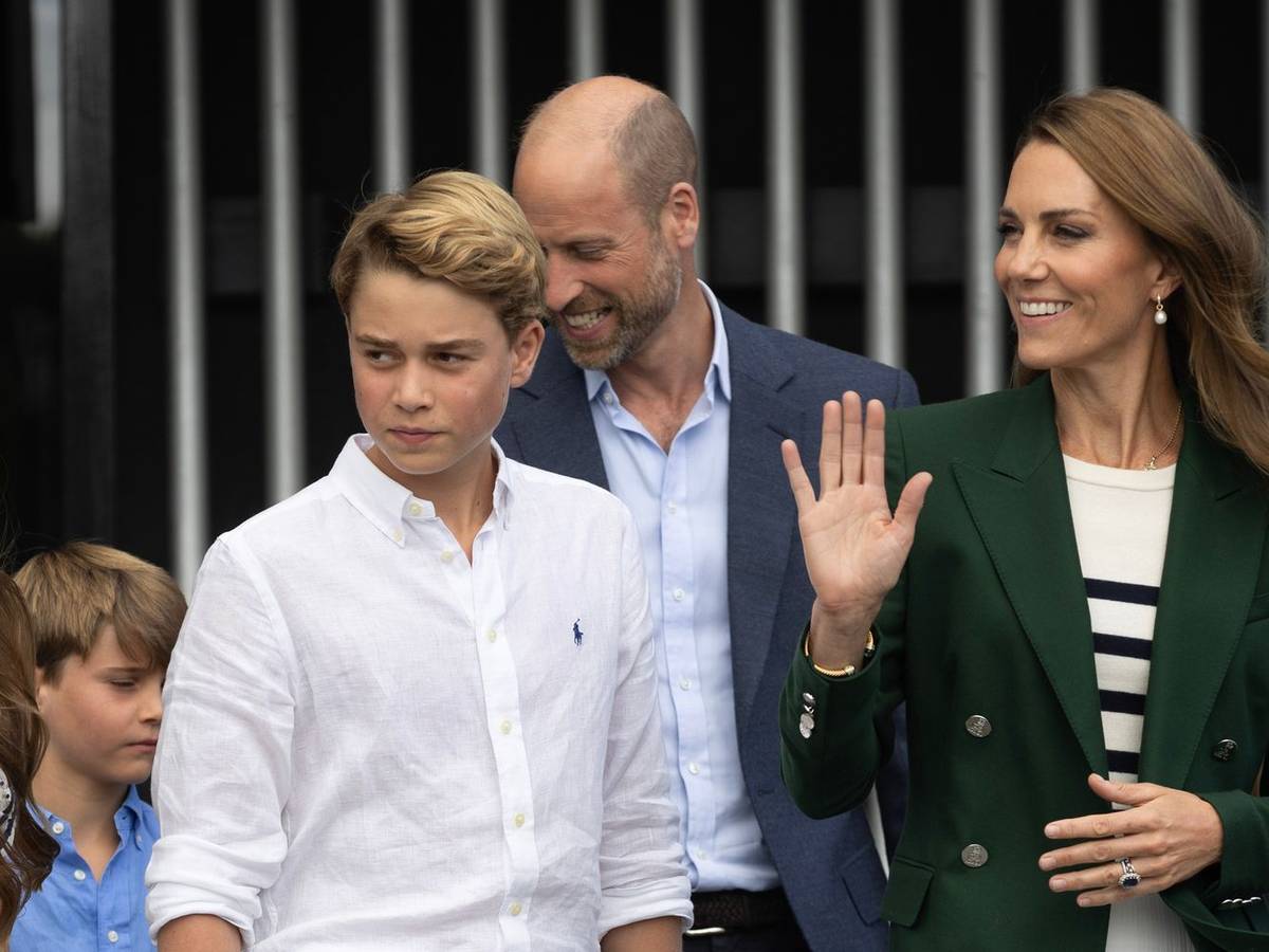Prinz George wird in Eton zur Schule gehen - so wie es einst sein Vater William (Mitte, mit Prinzessin Kate) tat. (Bild: 2026 Getty Images/WPA Pool)