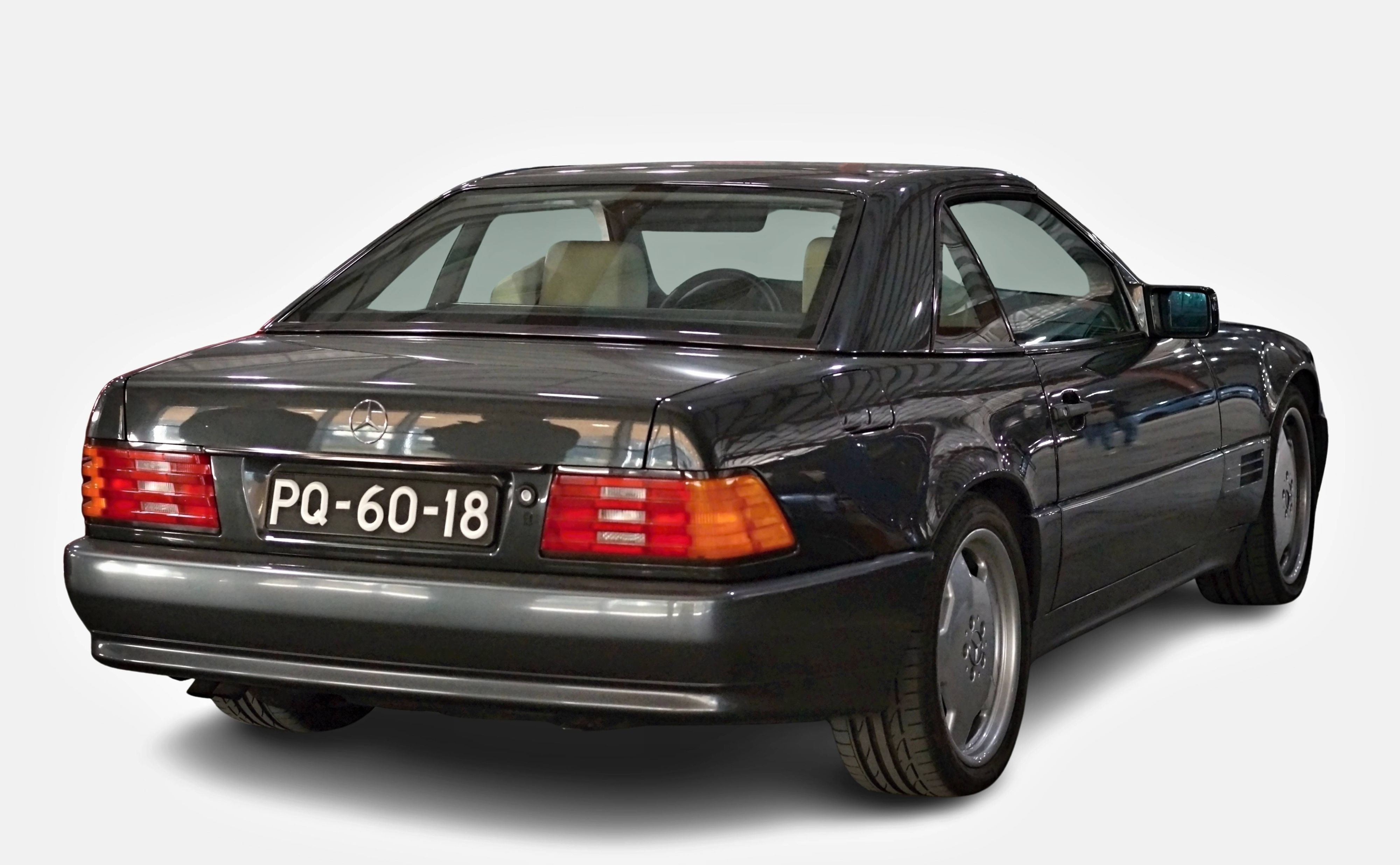 Klassischer anthrazitgrauer Luxus-Roadster