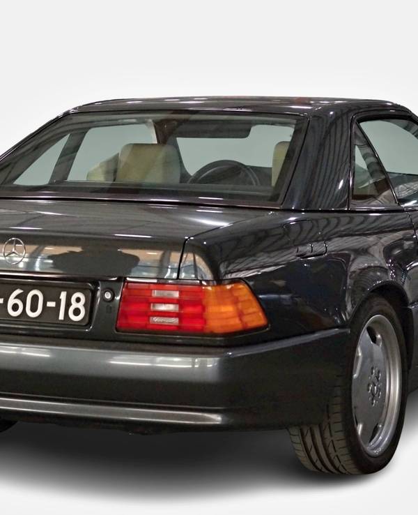 Klassischer anthrazitgrauer Luxus-Roadster