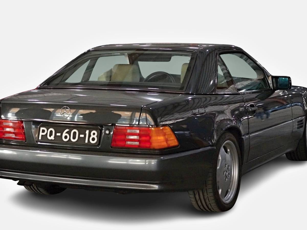 Klassischer anthrazitgrauer Luxus-Roadster