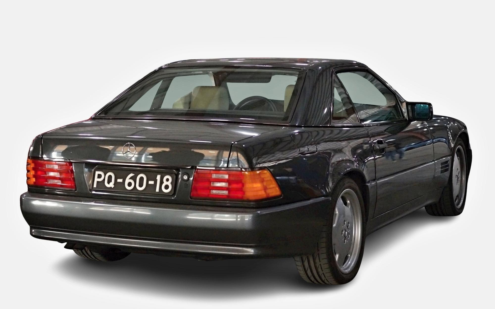 Klassischer anthrazitgrauer Luxus-Roadster