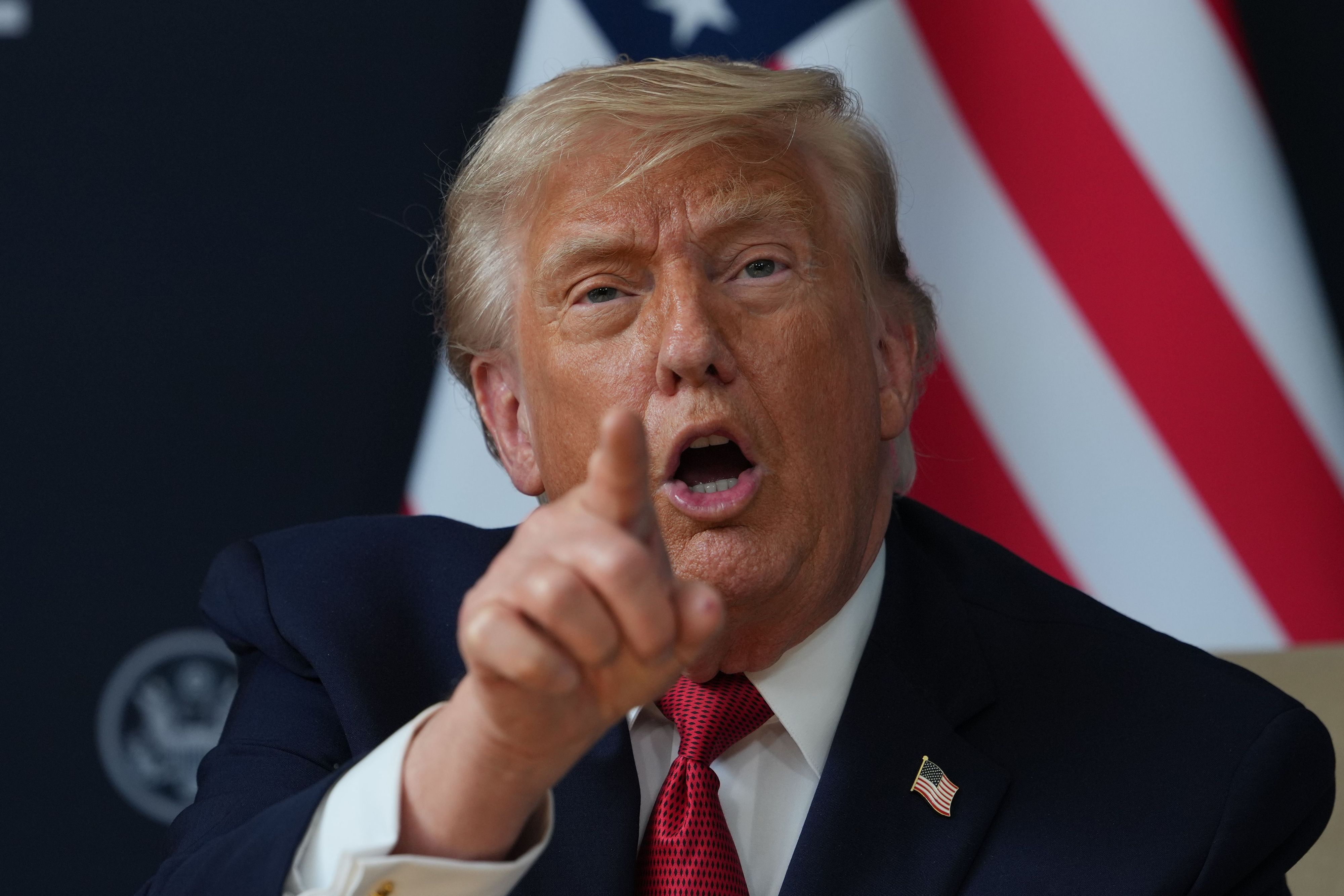 US-Präsident Donald Trump gestikuliert bei einem Treffen mit dem indischen Premierminister Modi am Rande des G7-Gipfels am Mittwoch.