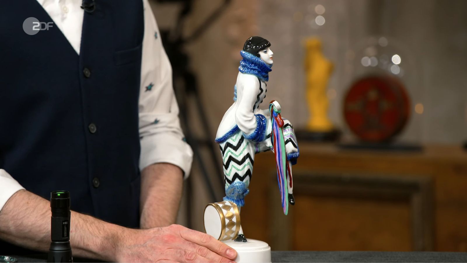 Eine Porzellan-Figurine von Rosenthal wollten Maren und ihr Mann Rolf für rund 500 Euro veräußern. Colmar Schulte-Goltz erhöhte auf bis zu 1.200, obwohl er Kratzer erkannt hatte. Fabian Kahl bezahlte 820 Euro für die clowneske Dame. (Bild: ZDF)