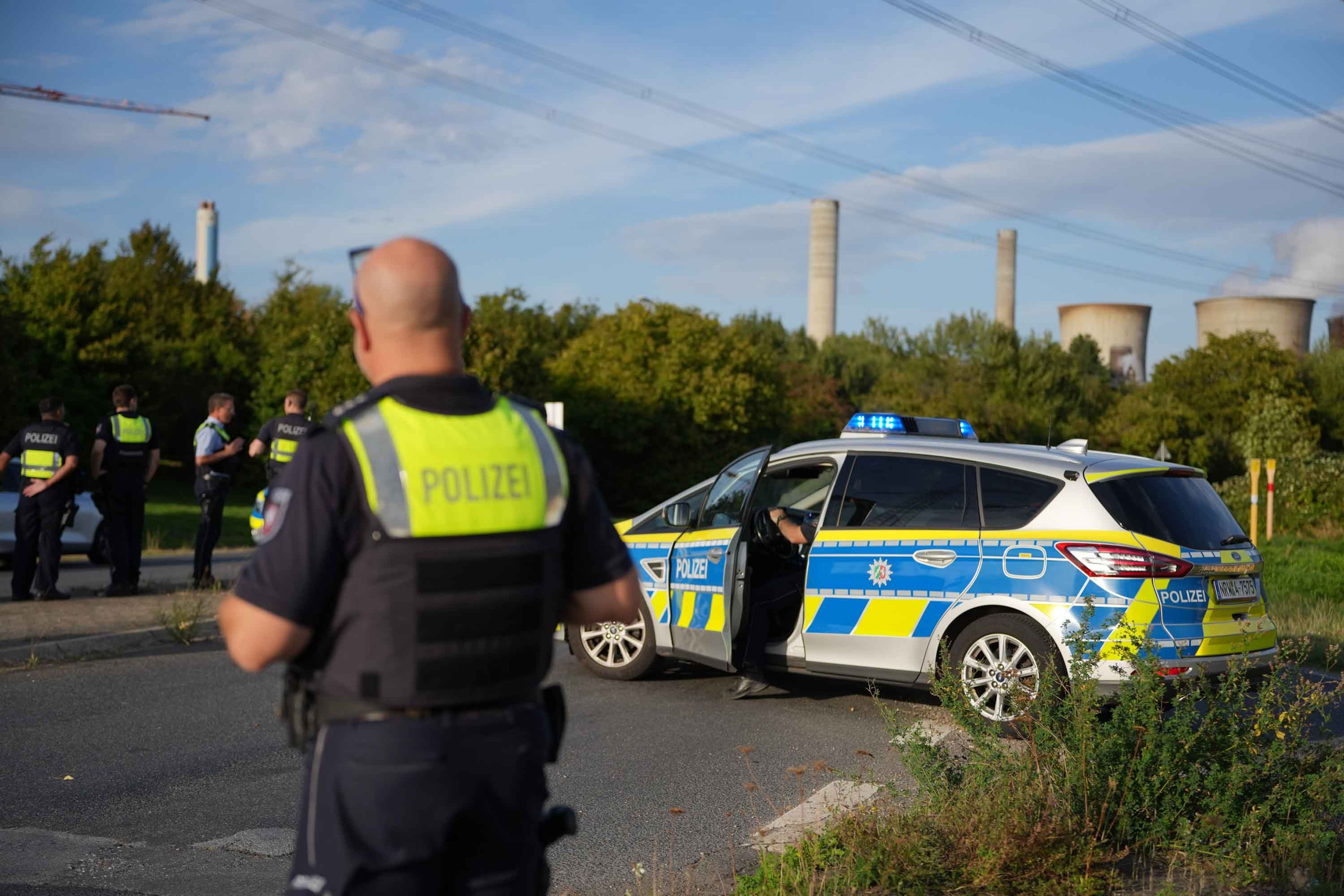 Polizisten sind nahe dem Kraftwerk (hinten) im Einsatz (Archivbild). Nach einer Serie von Sabotage-Aktionen hat die Polizei den mutmaßlichen Täter festgenommen.