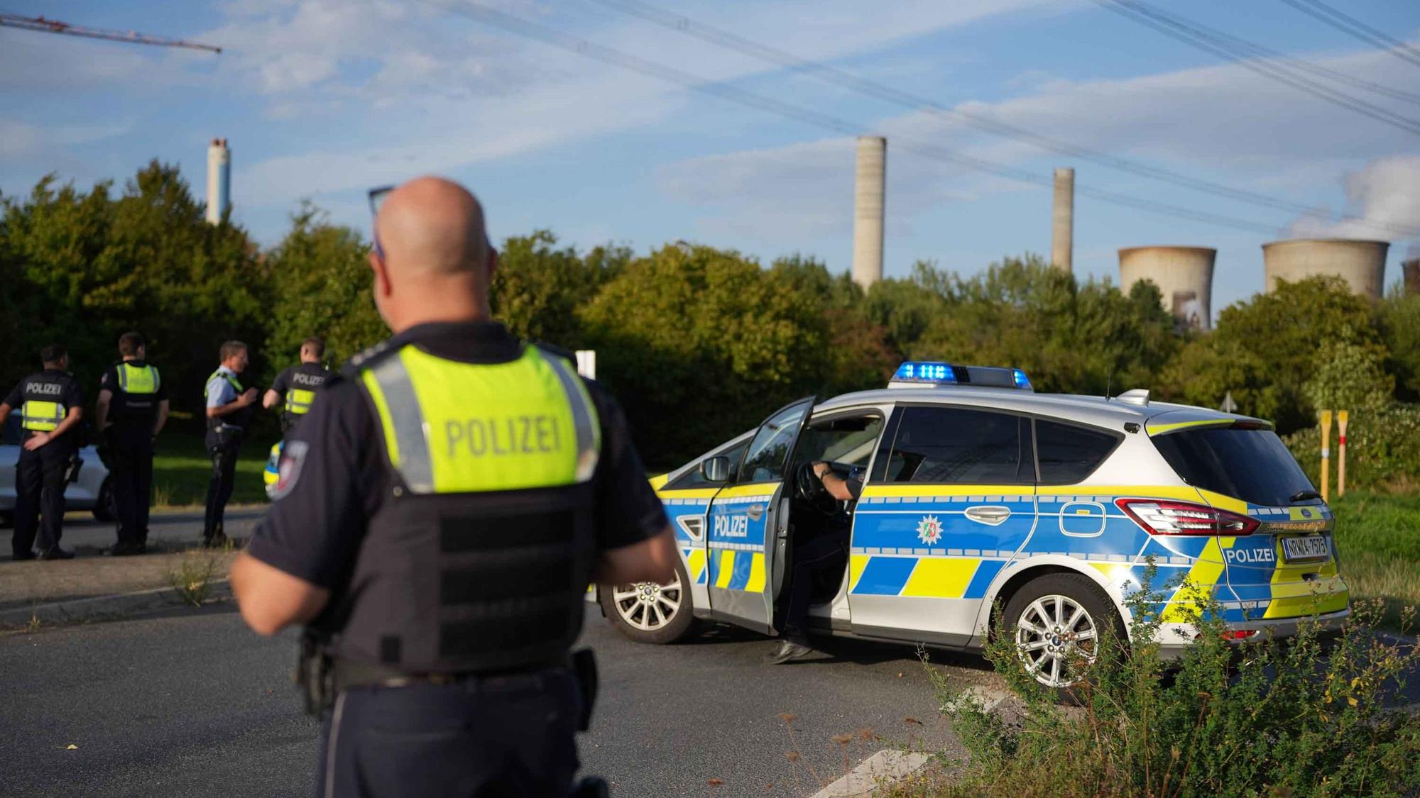 Polizisten sind nahe dem Kraftwerk (hinten) im Einsatz (Archivbild). Nach einer Serie von Sabotage-Aktionen hat die Polizei den mutmaßlichen Täter festgenommen.