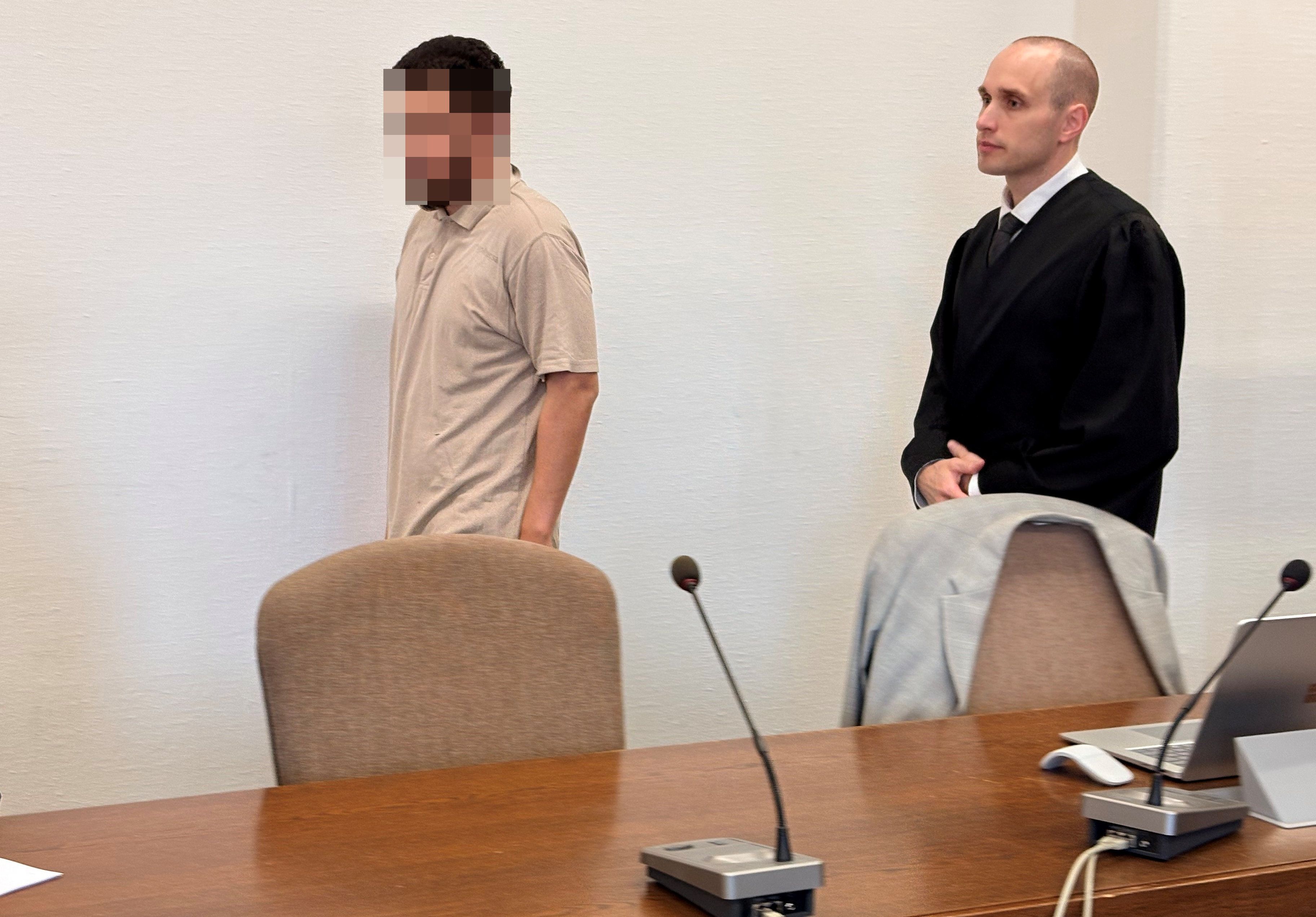 Der Angeklagte mit Verteidiger Fin Keith Habermann und einer Dolmetscherin beim Prozessauftakt im Kölner Landgericht