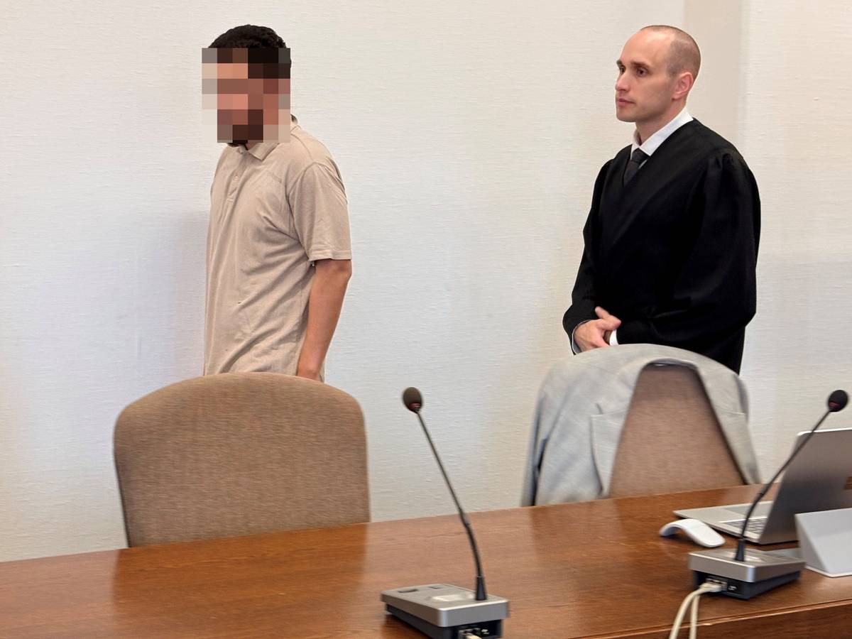 Der Angeklagte mit Verteidiger Fin Keith Habermann und einer Dolmetscherin beim Prozessauftakt im Kölner Landgericht